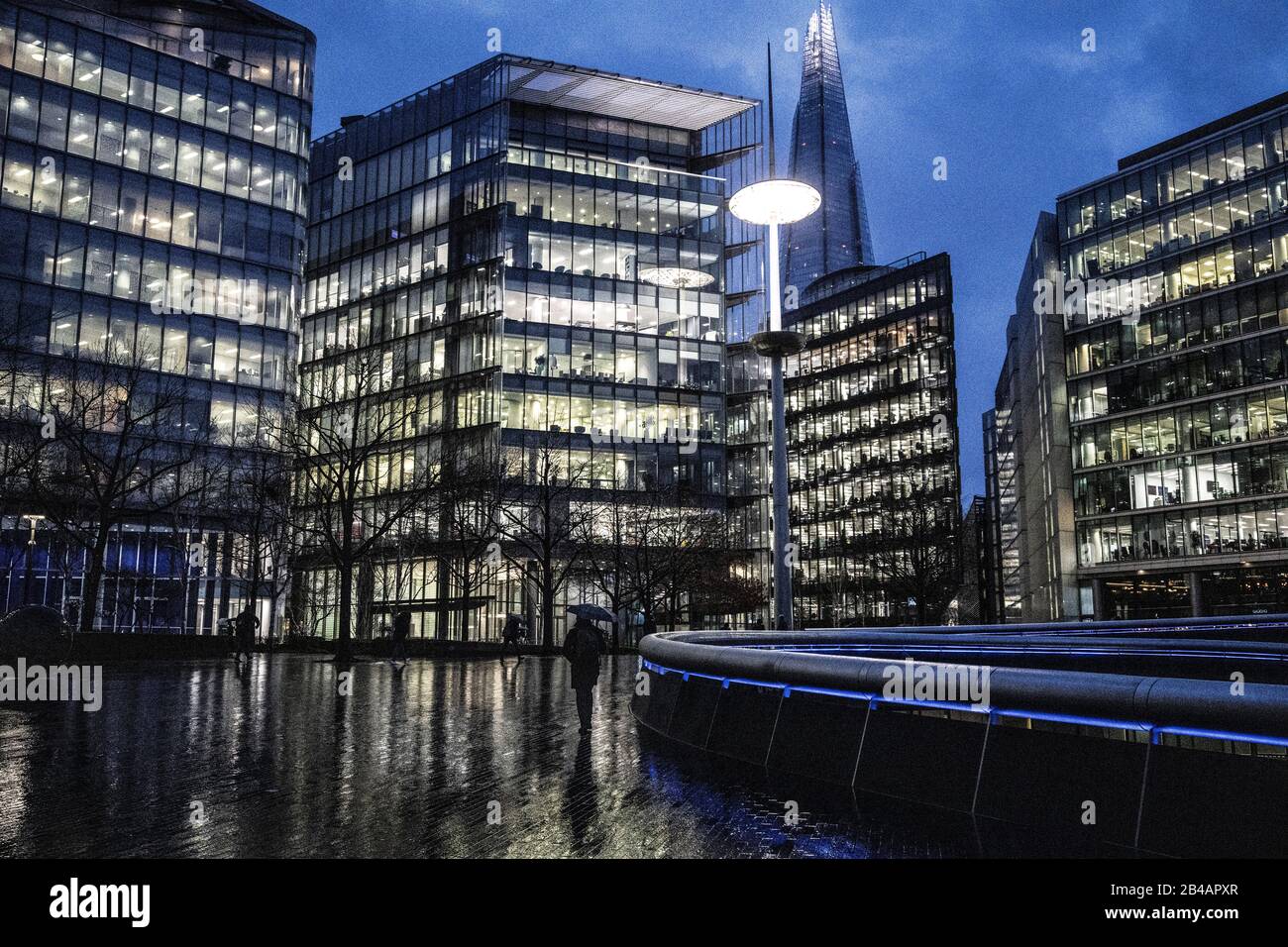 Moore London Riverside, ruta fluvial a lo largo del distrito del Ayuntamiento de Southbank al atardecer en una noche húmeda de invierno, City of London, Inglaterra, Reino Unido Foto de stock