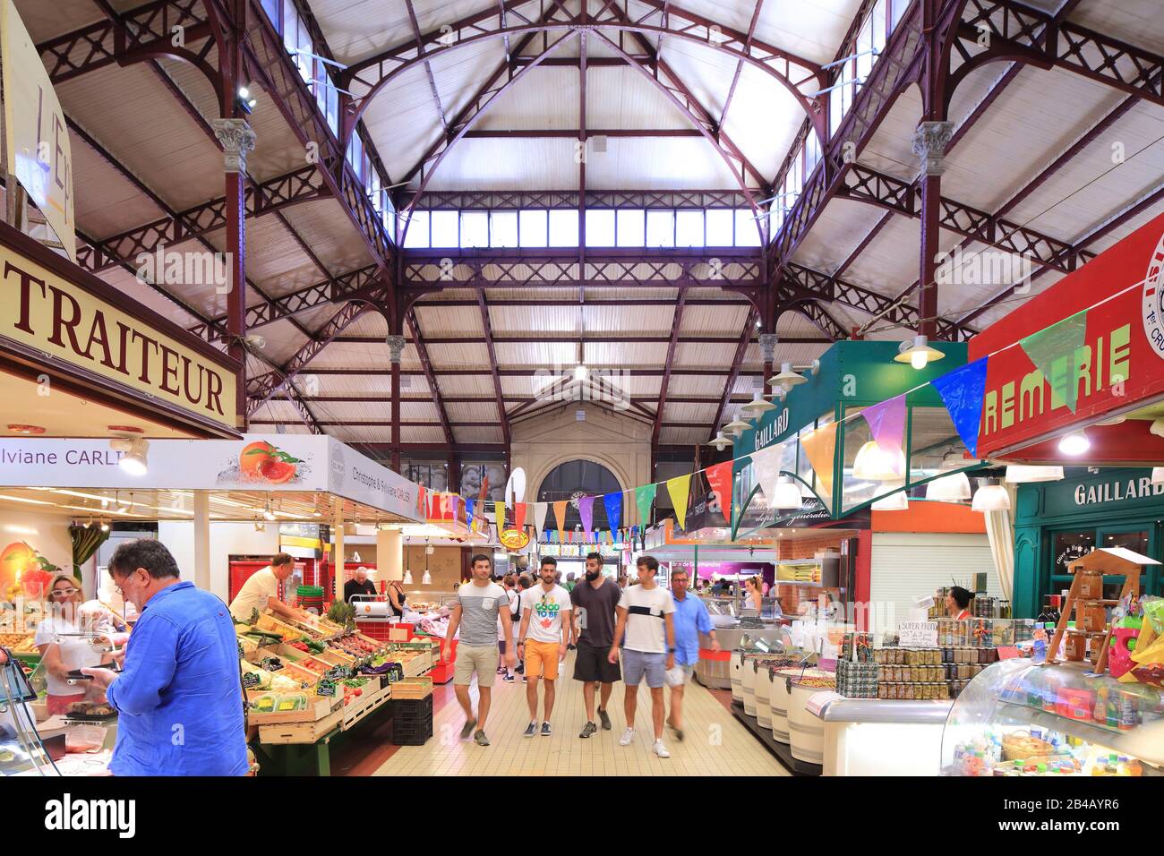 Francia, Aude, Narbonne, Les Halles en estilo Baltard inaugurado en 1901, mercado abierto todos los días Foto de stock