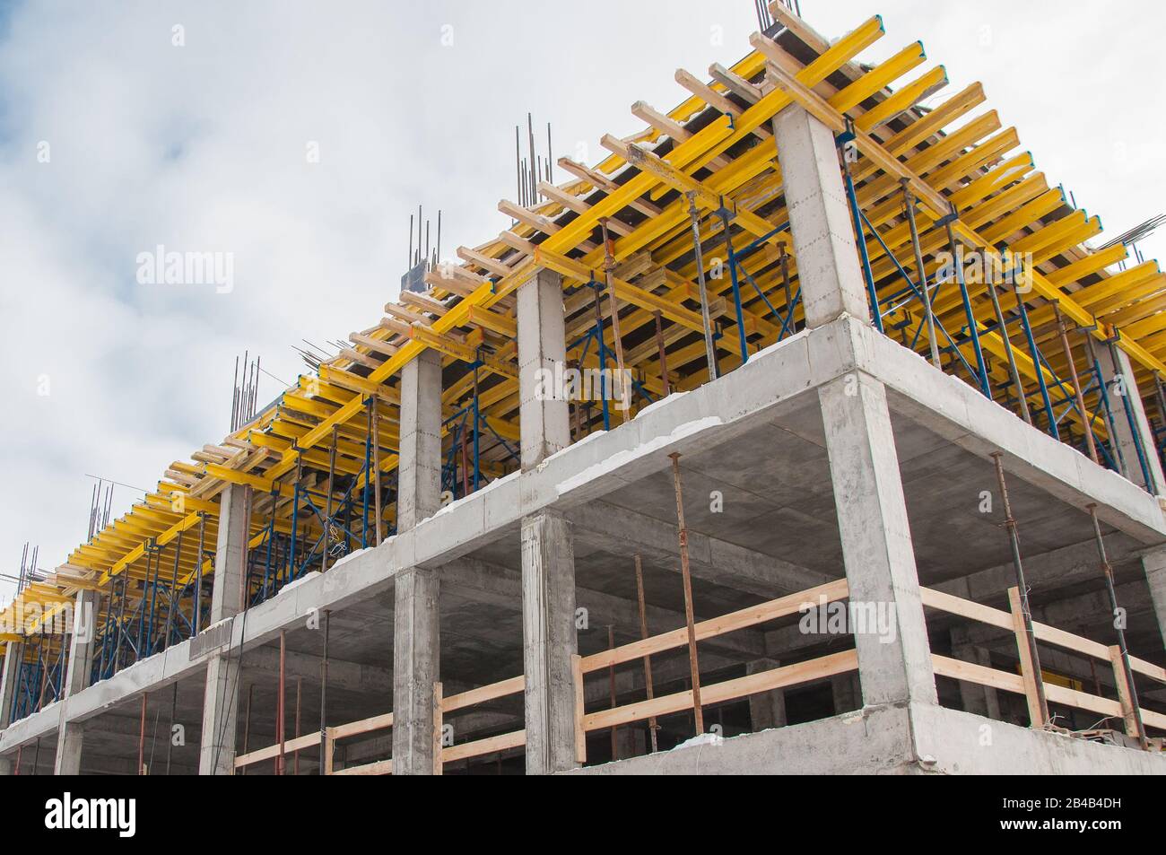 Estructura de concreto del edificio en construcción. Tecnología de construcción de hormigón Foto de stock