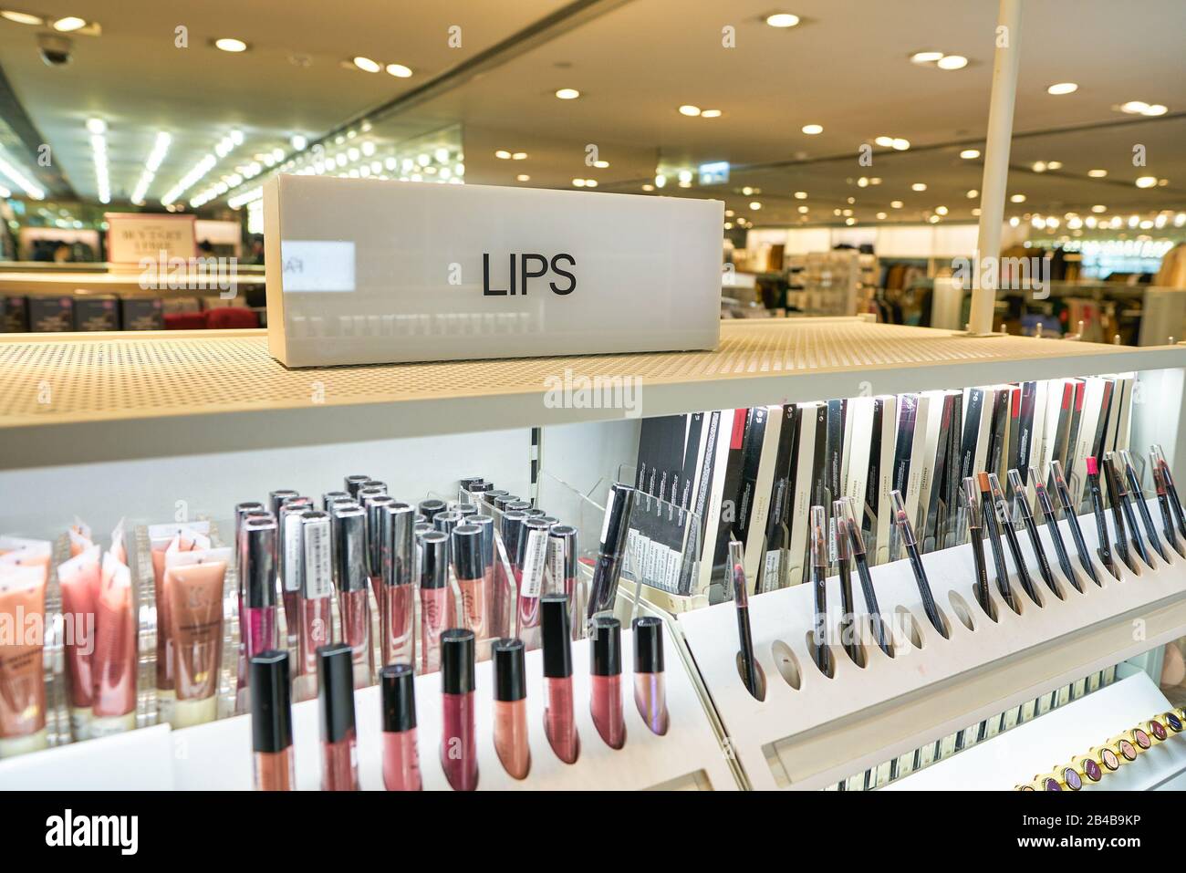 Hong KONG, CHINA - ALREDEDOR DE ENERO de 2019: Productos cosméticos en  exhibición en la tienda H&M en Hong Kong Fotografía de stock - Alamy