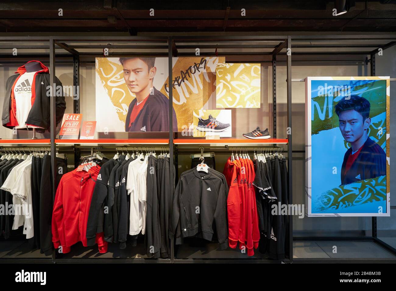 Hong KONG, CHINA - ALREDEDOR DE ENERO de 2019: Ropa en exhibición en la  tienda Adidas en Hong Kong Fotografía de stock - Alamy