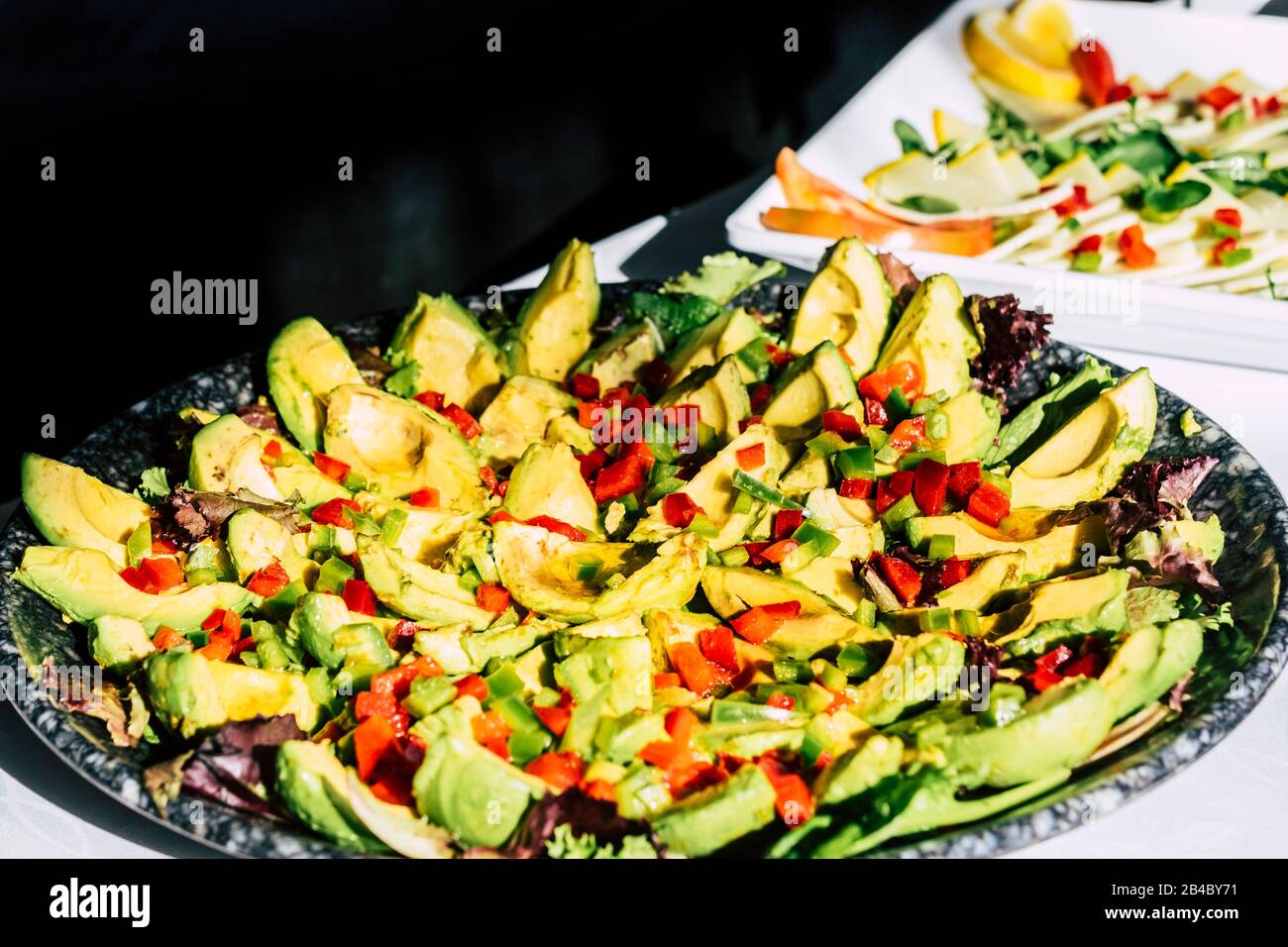 Concepto de catering y restaurante buffet con deliciosas verduras en el lugar listas para ser servidas en los huéspedes o clientes - comida saludable vegetariana Foto de stock