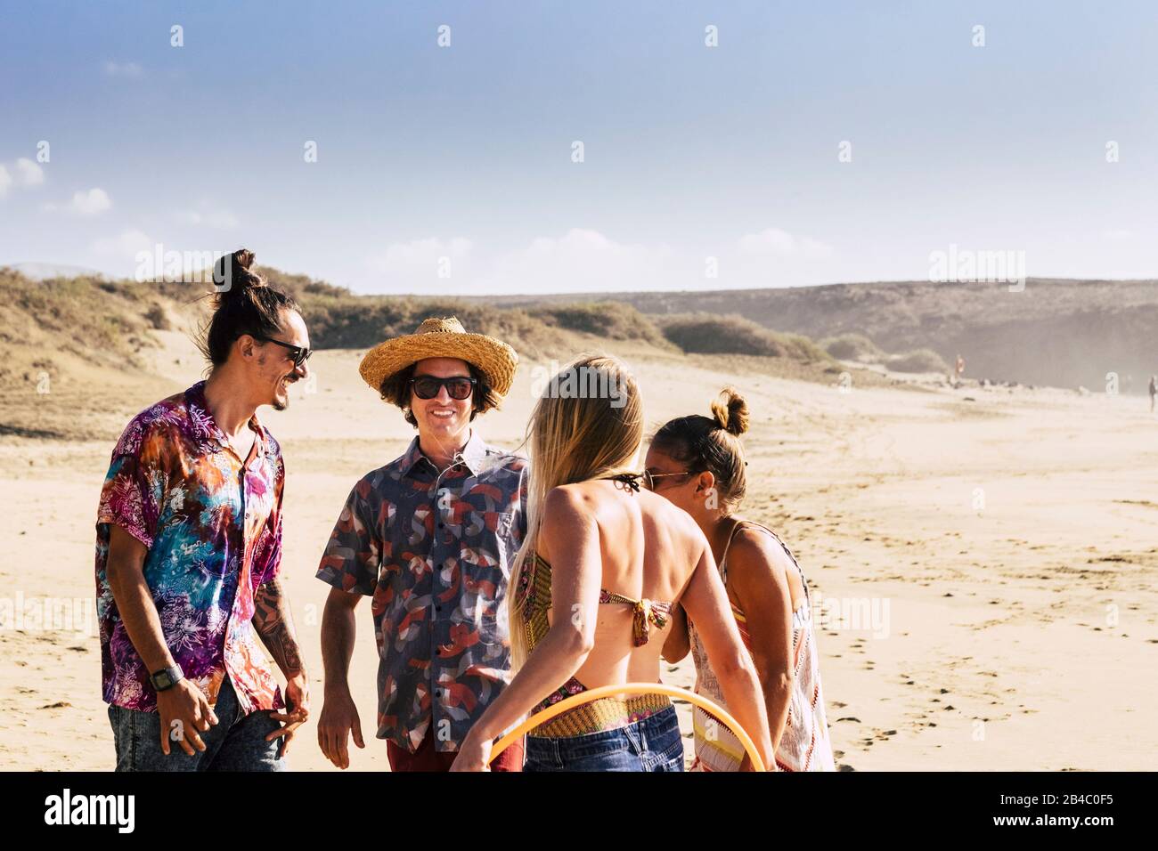 Grupo de gente jóvenes amigos disfrutando y divertirse en la playa - turismo y concepto turístico para vacaciones de verano - sol y hombres y mujeres hermosos juntos al aire libre en la amistad Foto de stock