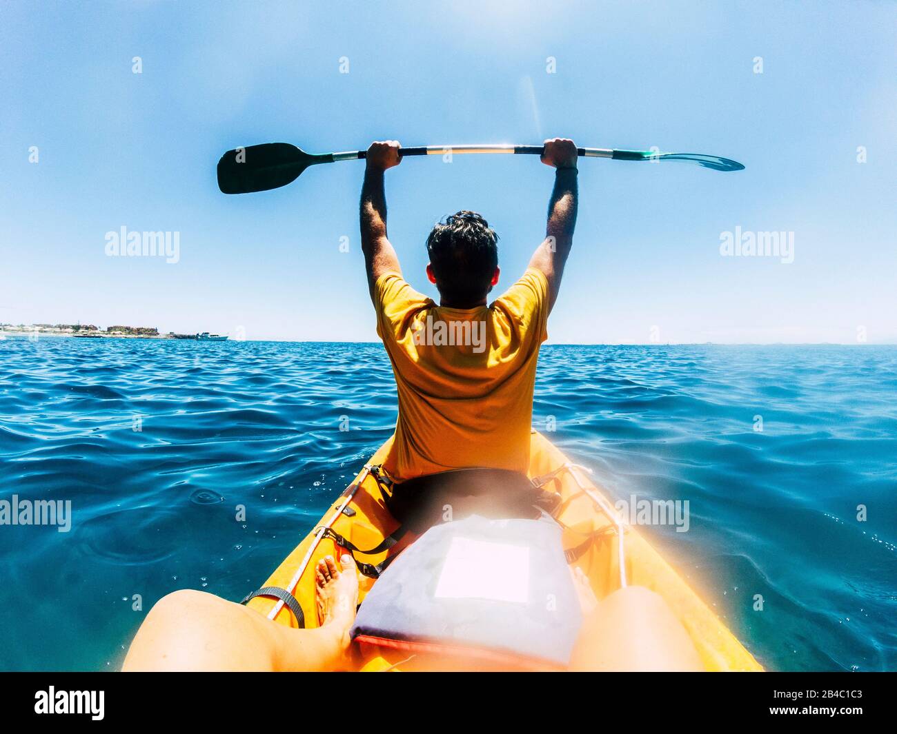 Viajar y disfrutar del estilo de vida de la gente en vacaciones de verano disfrutando de una excursión con kayak en el océano azul - felicidad y libertad pareja en el mar al aire libre actividad de ocio juntos Foto de stock