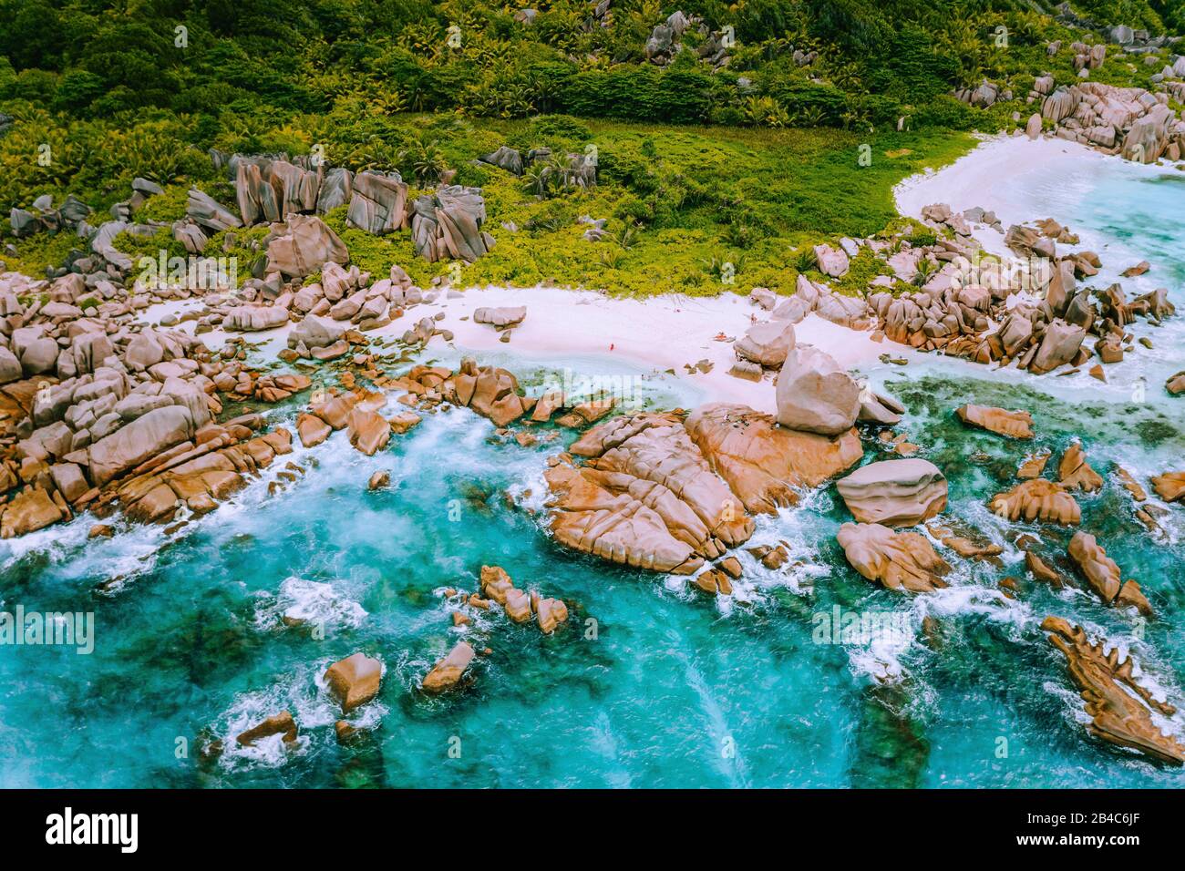 Foto aérea del drone de Seychelles playa secreta tropical escondida Marron en la isla de la Digue. Playa de arena blanca con agua turquesa del océano y rocas de granito naranja. Foto de stock