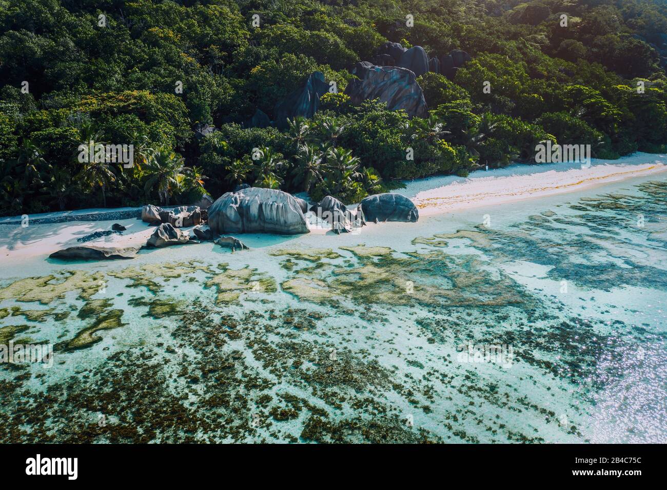 Vista aérea de la bahía con aguas poco profundas a primera hora de la mañana de la playa tropical única Anse Source D'Argent, la Digue Seychelles. Concepto de viaje exótico de lujo. Foto de stock