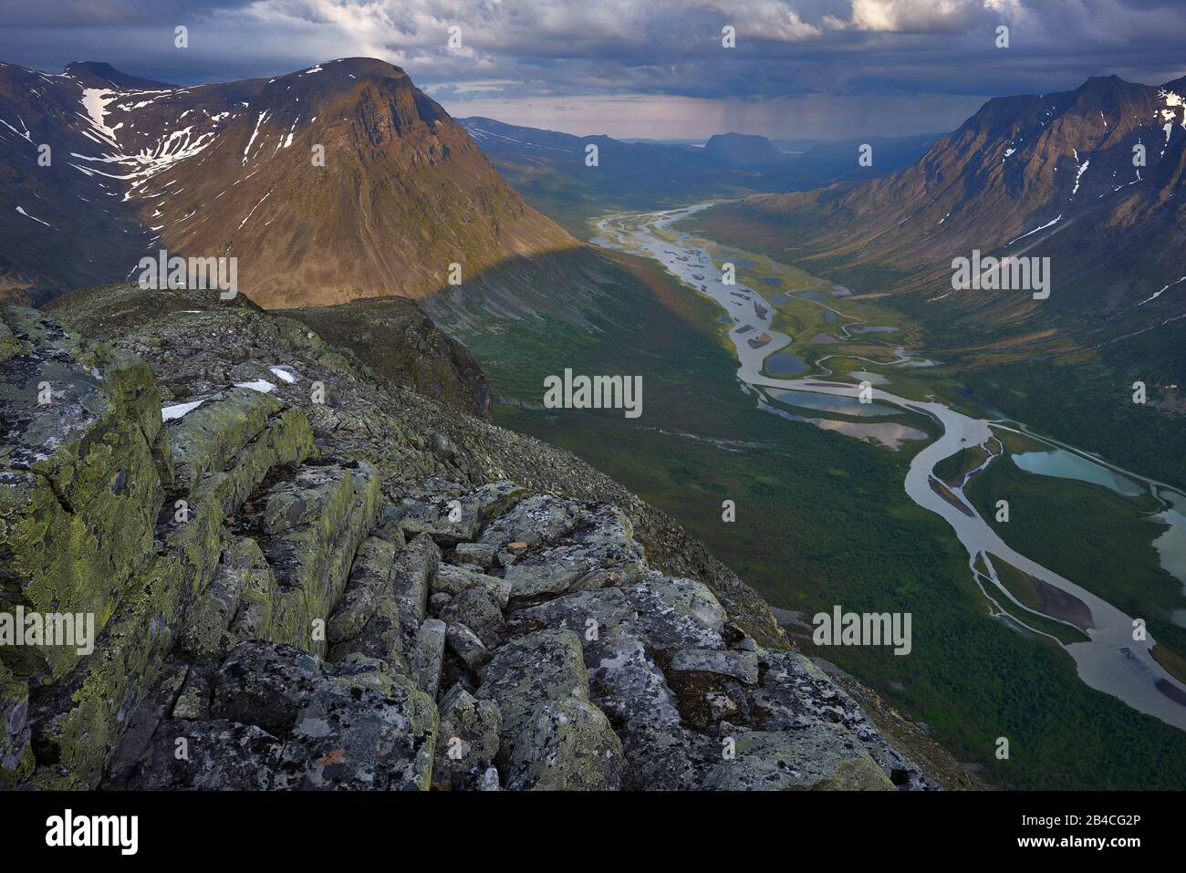 Sverige,Laponia,Sarek nationalpark, Río Rapaätno hacia el Monte Biellorieppe y Skoarki Foto de stock