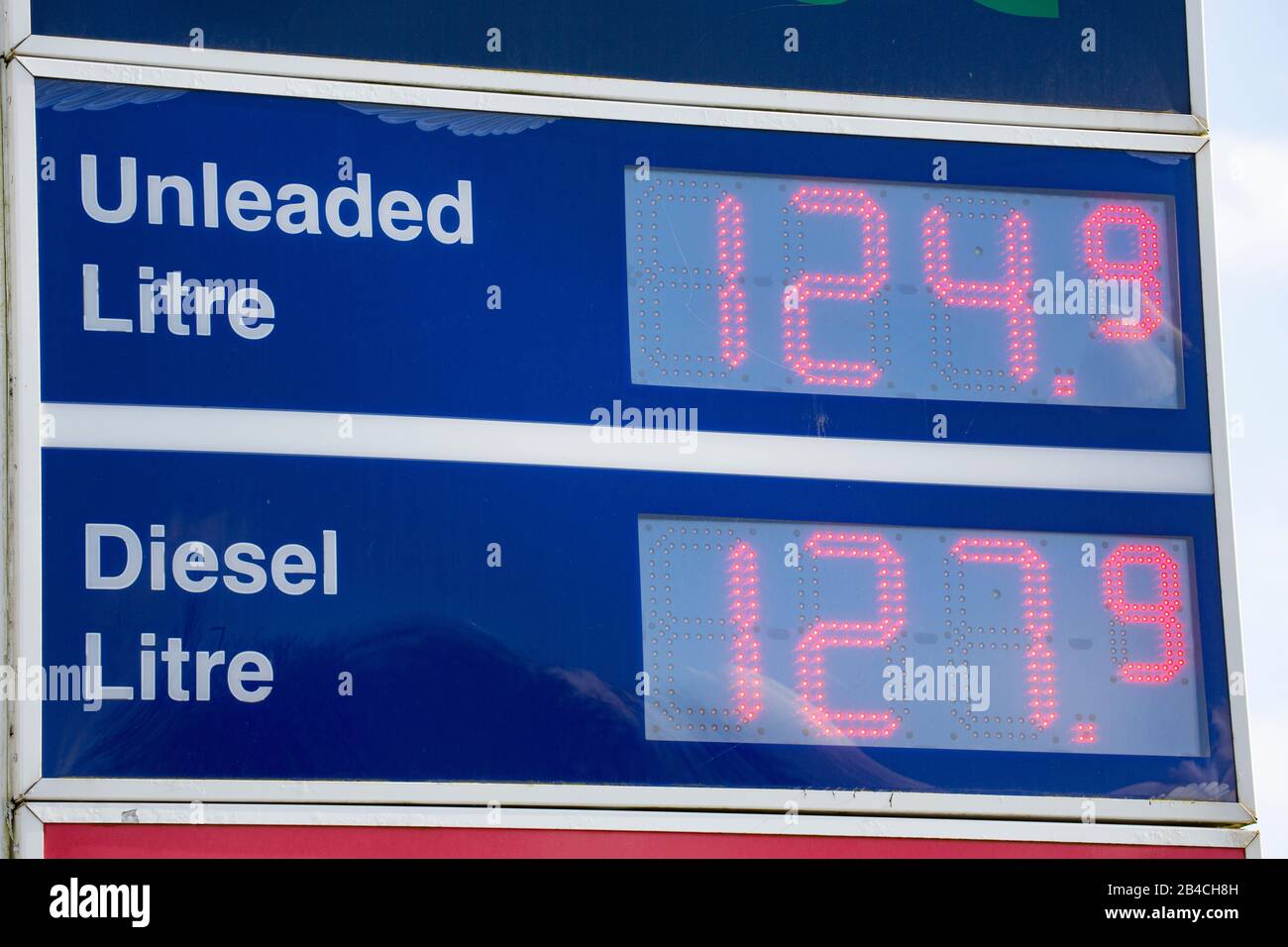 Precios de combustible anunciados fuera de una estación de combustible de Esso a principios de marzo de 2020. Dorset Inglaterra Reino Unido GB Foto de stock