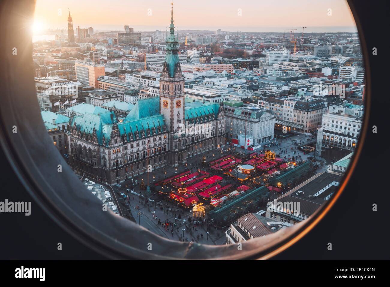 Vista superior del mercado de Navidad en la plaza del ayuntamiento en el tiempo de Adviento, Hamburgo, Alemania enmarcada en ventana de pórfol. Foto de stock