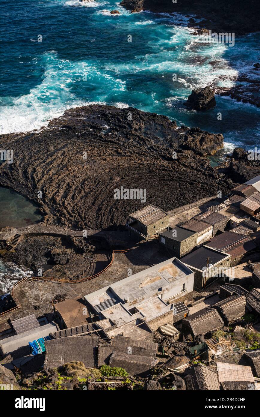 España, Islas Canarias, El Hierro, la costa norte de la isla, Pozo de las  Calcosas, piscinas naturales de origen volcánico Fotografía de stock - Alamy