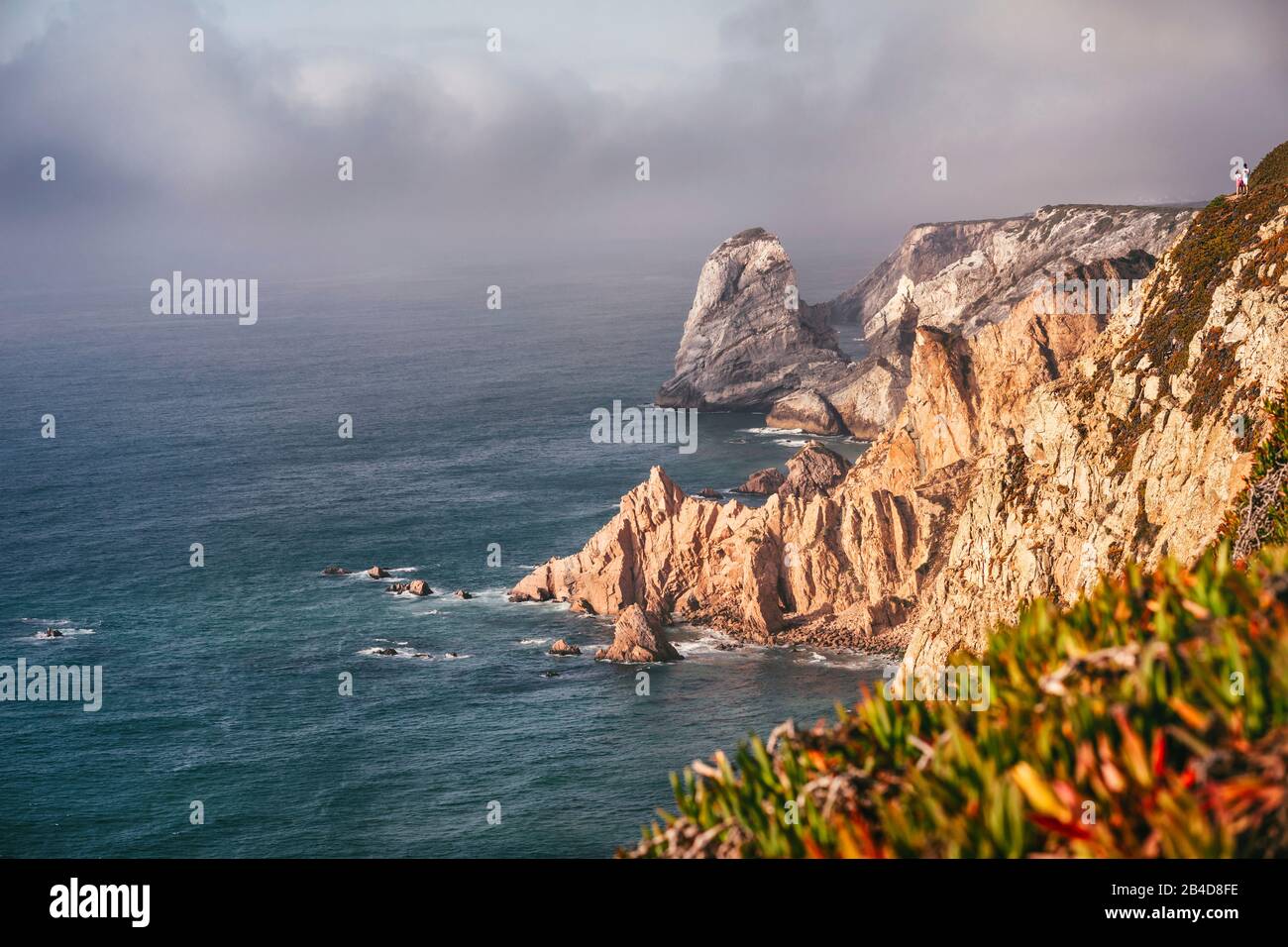 Portugal cabo da roca y ubicación en la playa de Ursa con impresionantes vistas panorámicas de las rocas de los acantilados en la línea costera del océano atlántico. Foto de stock