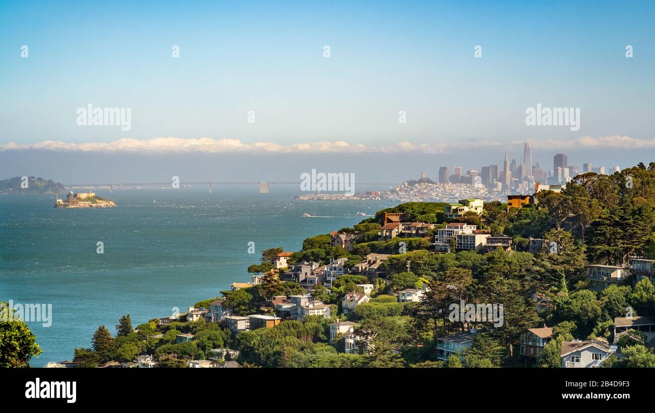 Sausalito con el distrito financiero de San Francisco al fondo y la isla de alcatraz a la izquierda. Bahía de San Francisco, California, Estados Unidos. Foto de stock