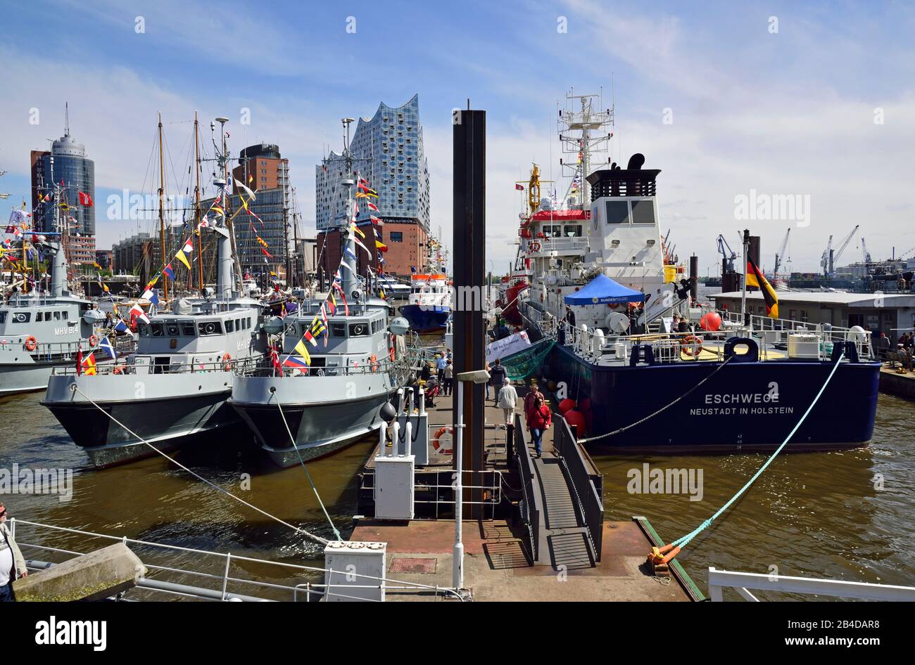 Europa, Alemania, Ciudad hanseática de Hamburgo, Baumwall, Elbe, puerto deportivo, Elbphilharmonie, HafenCity, Fleet Visit, Foto de stock