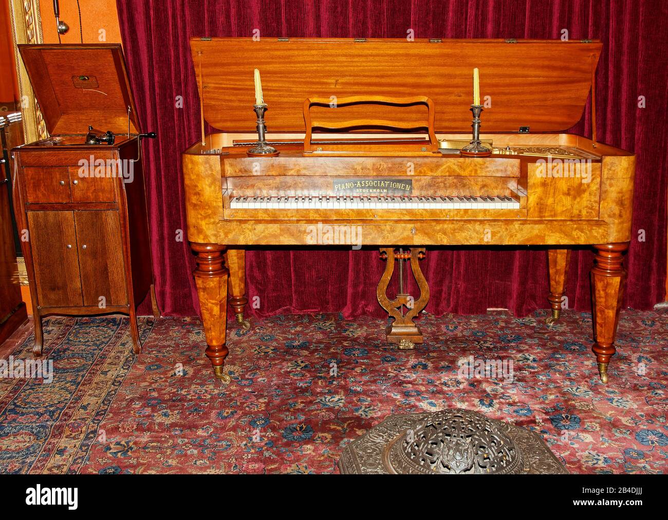 Piano antiguo; viejo; instrumento musical; Piano-Associationen; Estocolmo;  gramófono antiguo, armario de madera, Museo Colchagua; Santa Cruz; Chile;  Sur A Fotografía de stock - Alamy