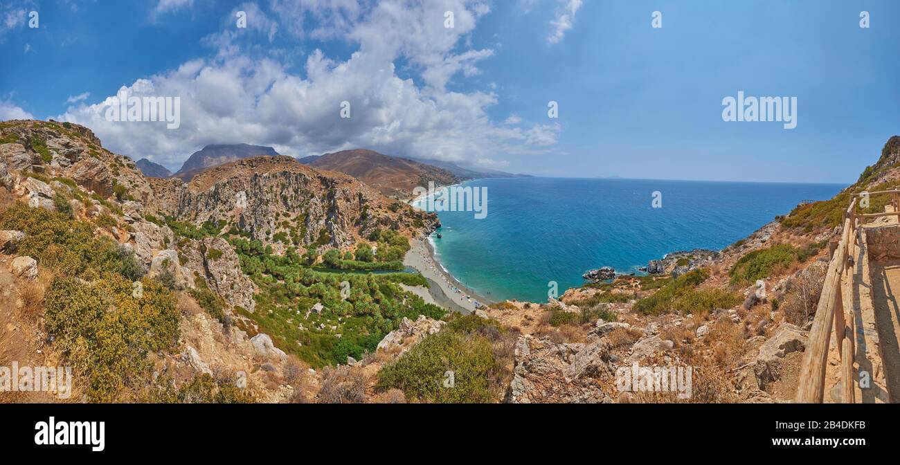 Paisaje de la costa en la playa Preveli y la playa de palmeras en la laguna Preveli, Creta, Grecia Foto de stock