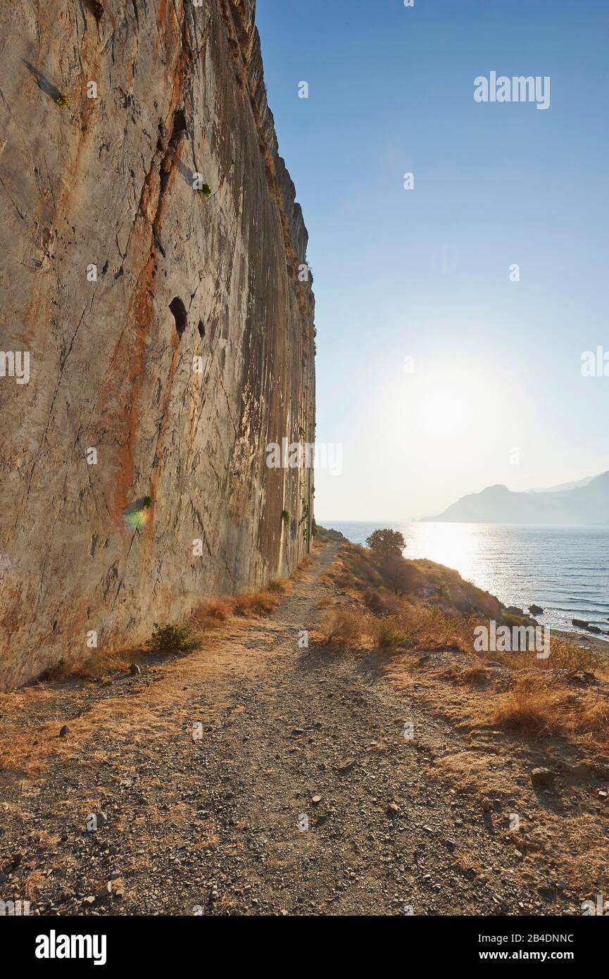 Paisaje, pared de roca en la playa de Paligremnos en la costa, vegetación, Creta, Grecia Foto de stock