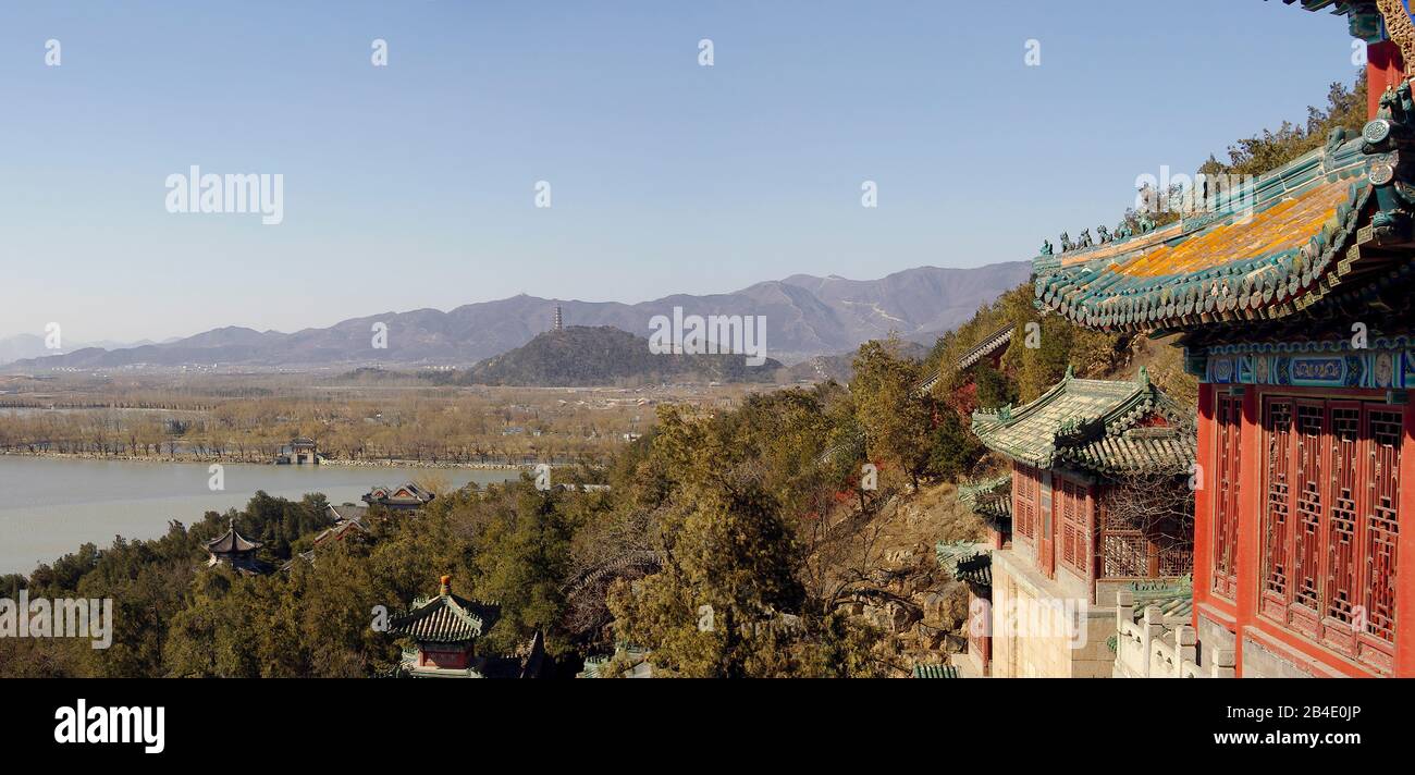 Vista del lago Kunming desde la colina de Frantras, el palacio de verano, Beijing, China Foto de stock