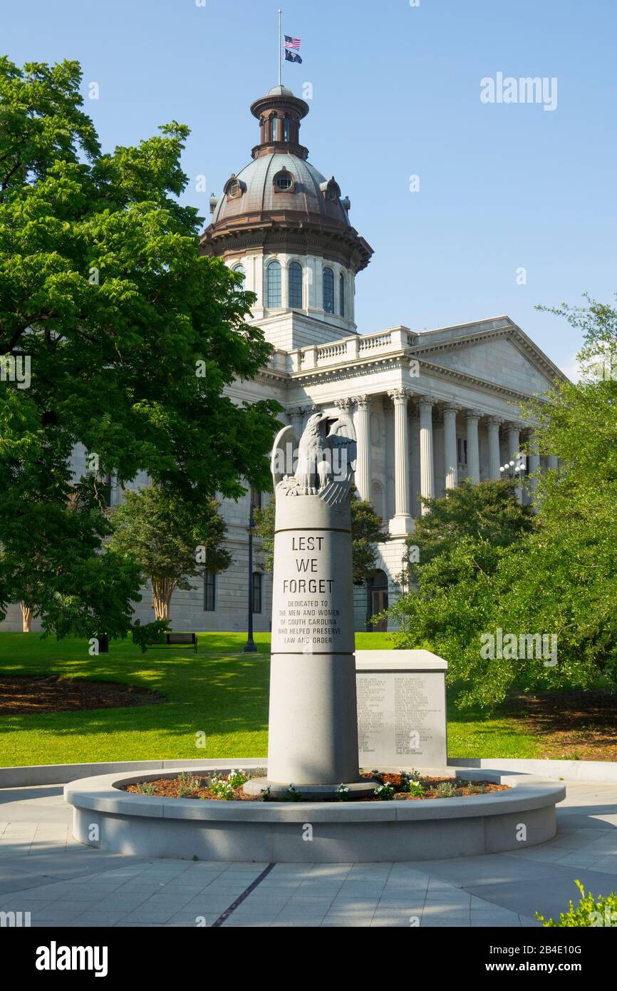 Los oficiales de la ley monumento Columbia Carolina del Sur hogar del edificio de la capital de la casa del estado con una historia rica Foto de stock
