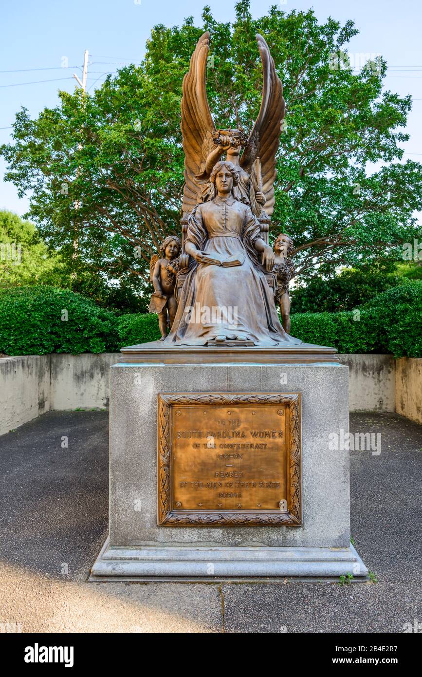 Las mujeres de la estatua conmemorativa de la Confederación Columbia Carolina del Sur hogar del edificio de la capital de la casa del estado con una historia rica Foto de stock