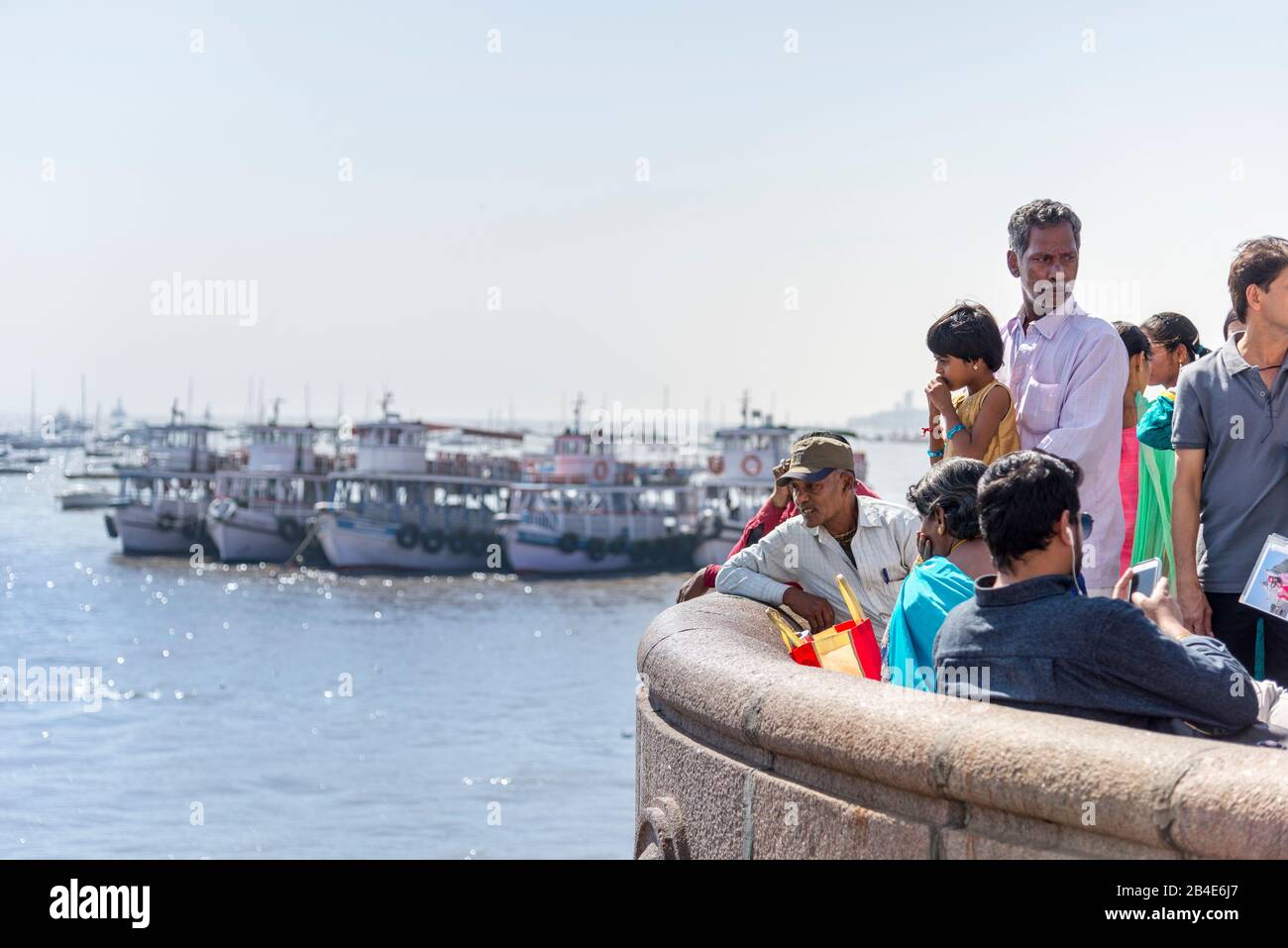 India, Maharashtra, Mumbai, gente esperando ferry, Puerta de la India Foto de stock