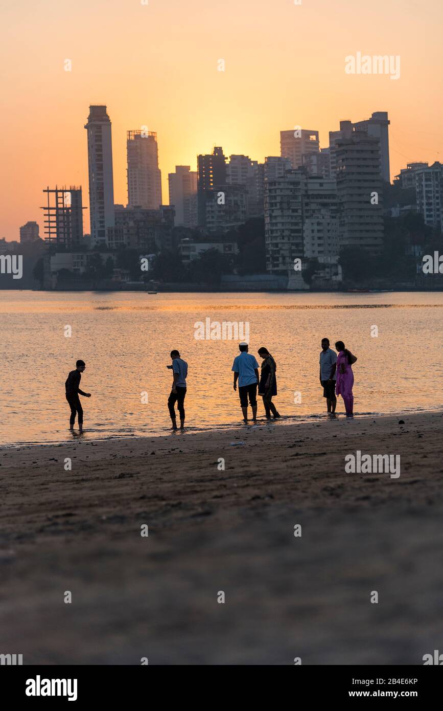 India, Maharashtra, Mumbai, Gente En Chowpatty Beach, Puesta De Sol, Skyline, Foto de stock