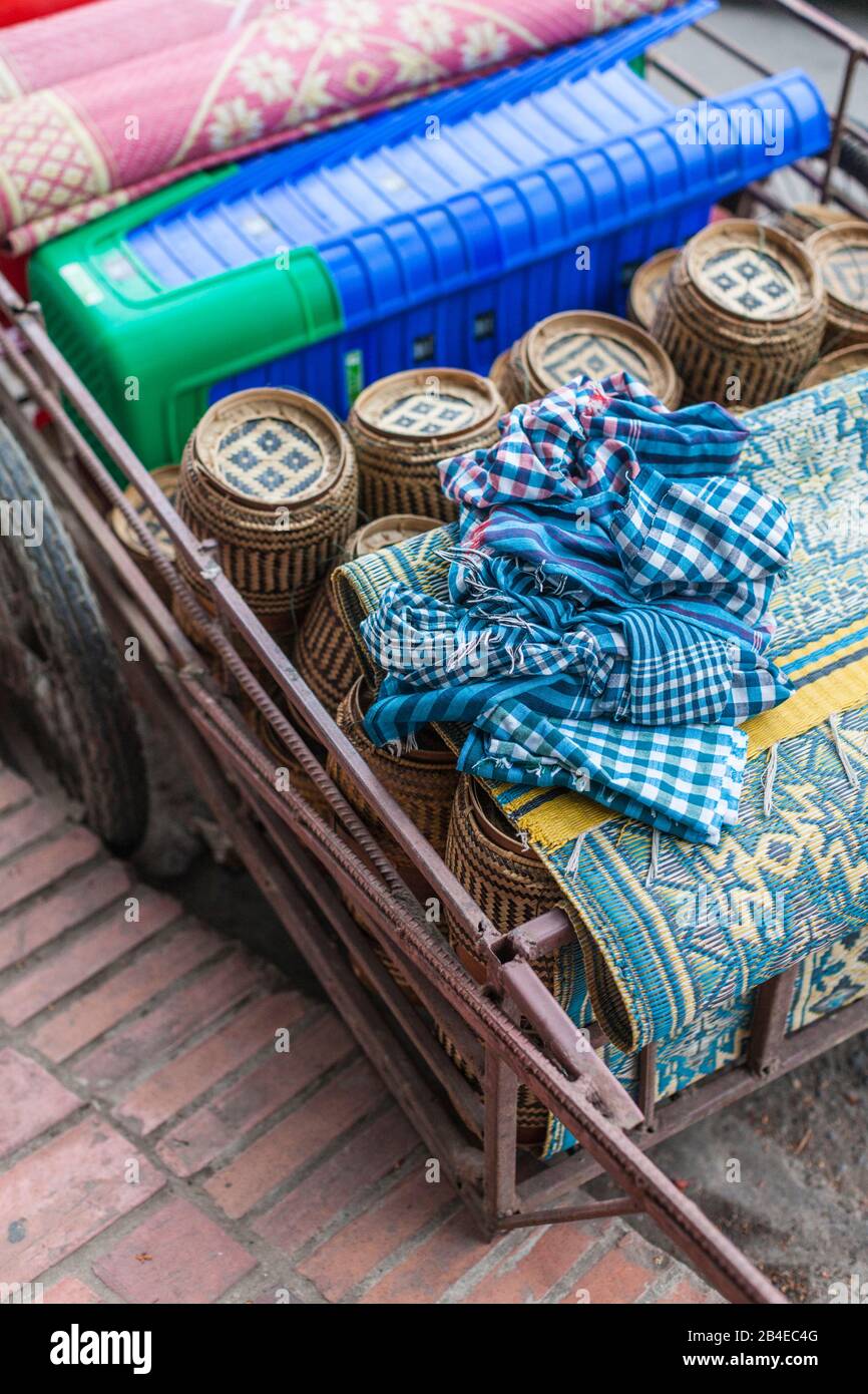 Laos, Luang Prabang, Sisavangvong Road, cestas de vendedores de alimentos Foto de stock