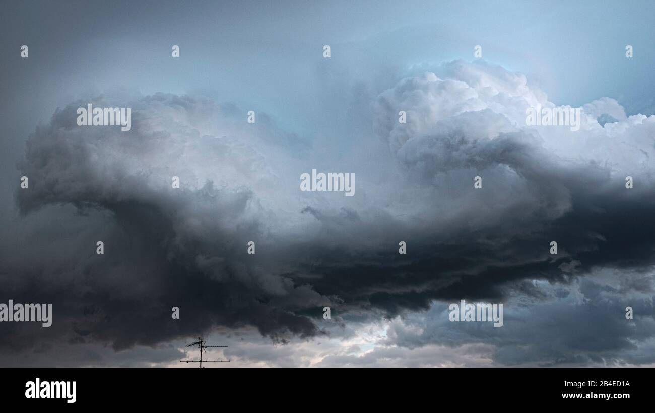 Dos nubes brota de una tormenta delante en el cielo Foto de stock