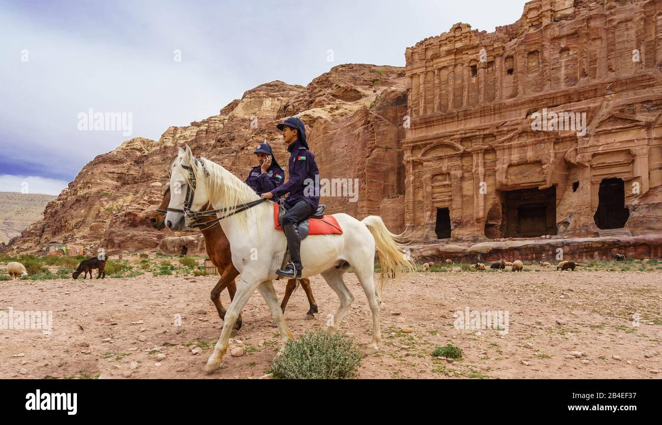 Dos Policías Montados Patrulla Petra, Jordania Foto de stock