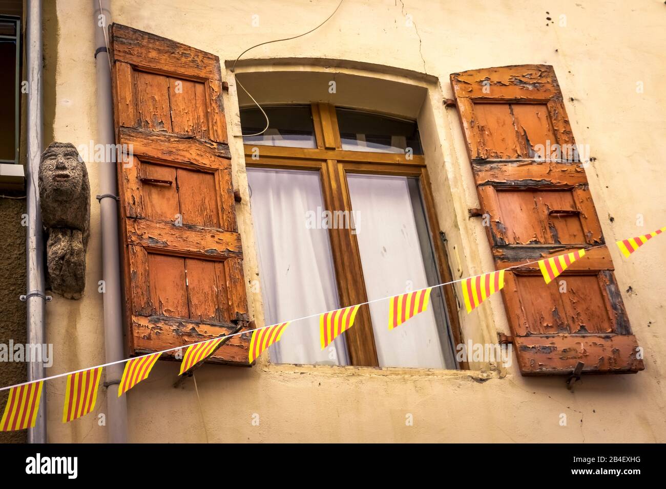 Ventana con persianas de madera en Molitg les Bains Foto de stock