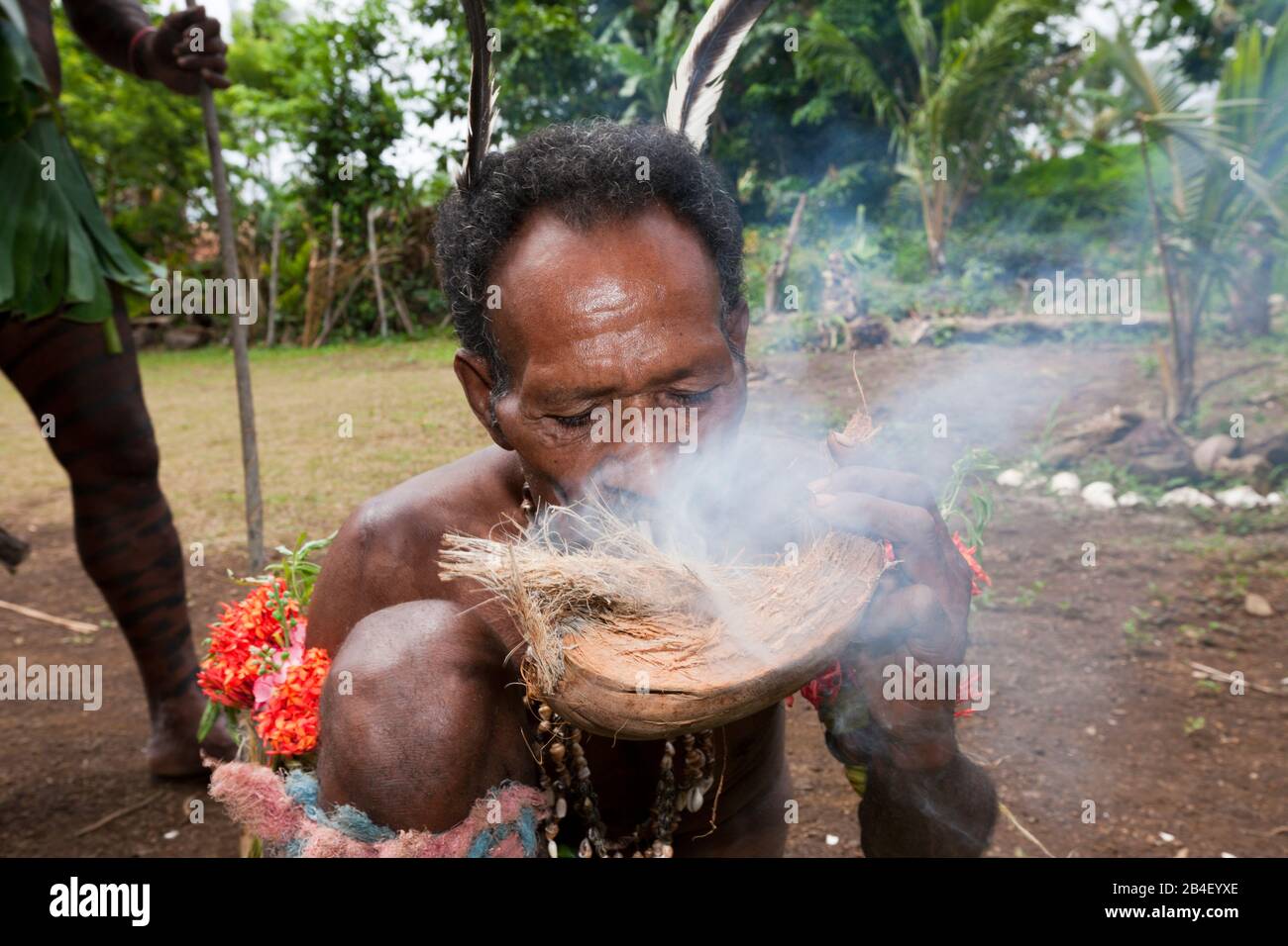 Demostración de hacer fuego, Tufi, Oro, provincia de Papúa Nueva Guinea Foto de stock