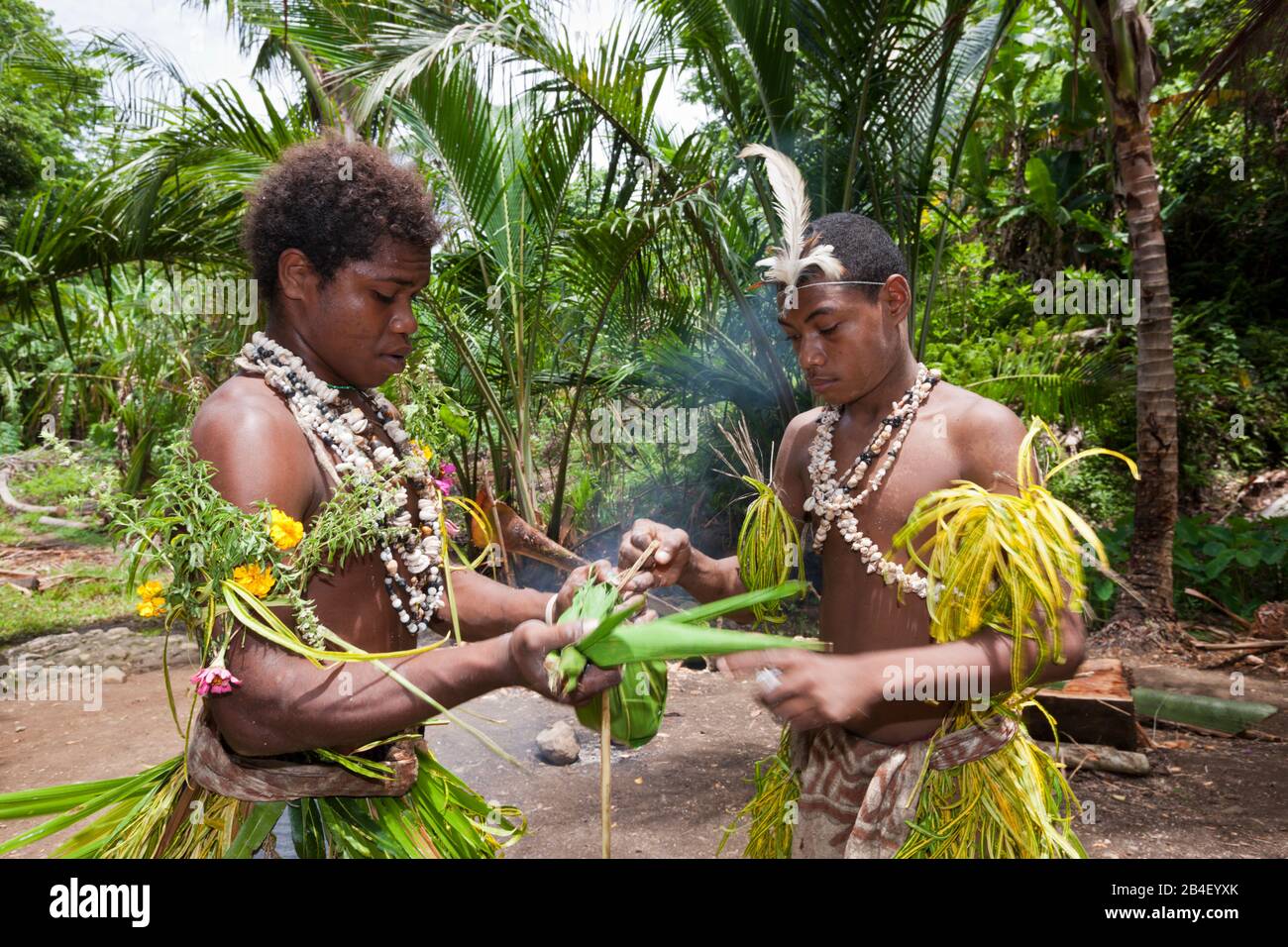 Demostración de hechura de sagú, Tufi, Oro, provincia de Papúa Nueva Guinea Foto de stock