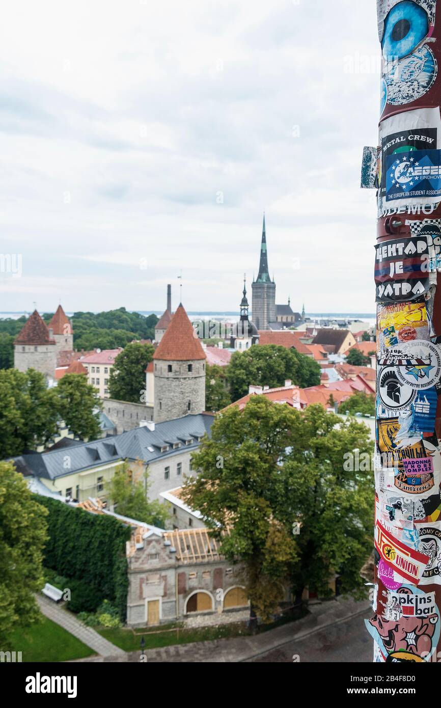 Estland, Tallin, Altstadtblick, Im Vordergrund Beklebte Dachrinne, Clubszene Foto de stock