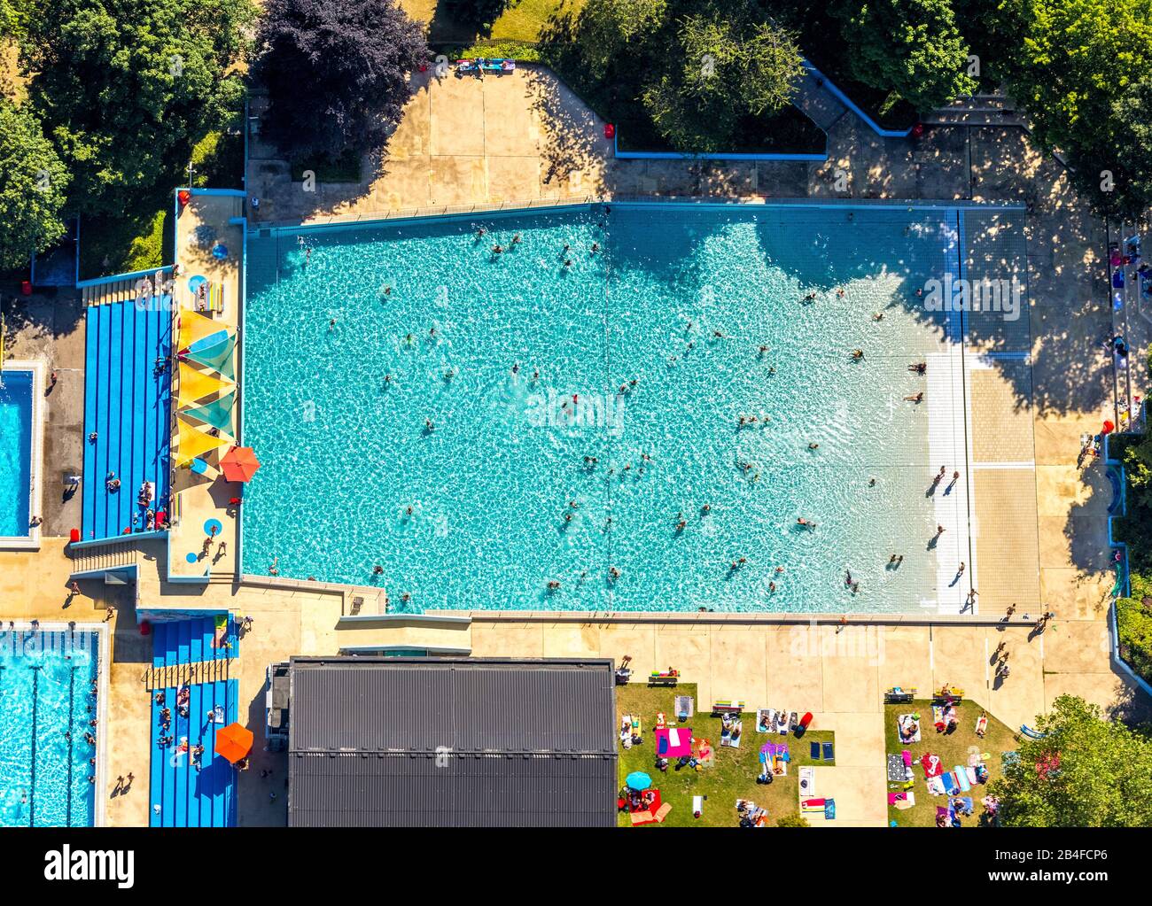 Vista aérea de la piscina pública / baño panorámico Velbert-Neviges con torre de buceo y piscina de buceo, piscina de olas y césped en Neviges en Velbert, Ruhr zona, Renania del Norte-Westfalia, Alemania. Foto de stock