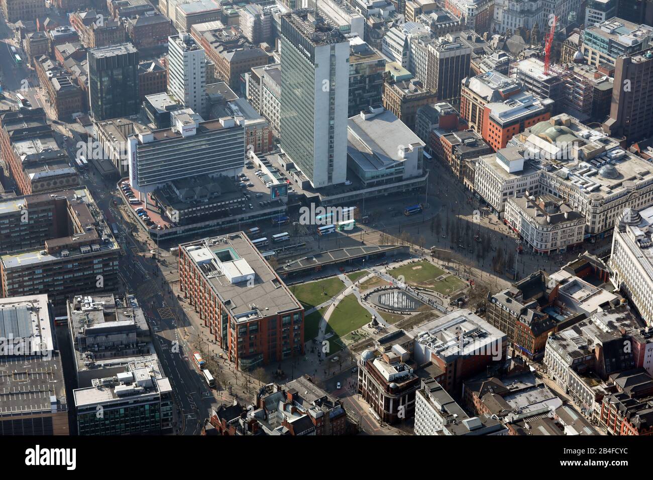 Vista aérea de Piccadilly Gardens con la Torre de la Ciudad, centro de la ciudad de Manchester Foto de stock