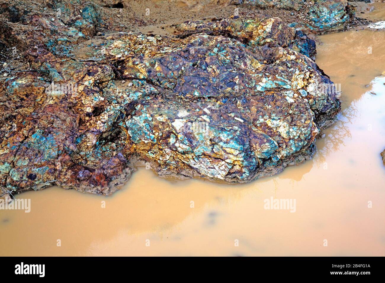 Calcopirita calcopirita calcopirita de cobre en una antigua zona minera de Elba, Italia Foto de stock