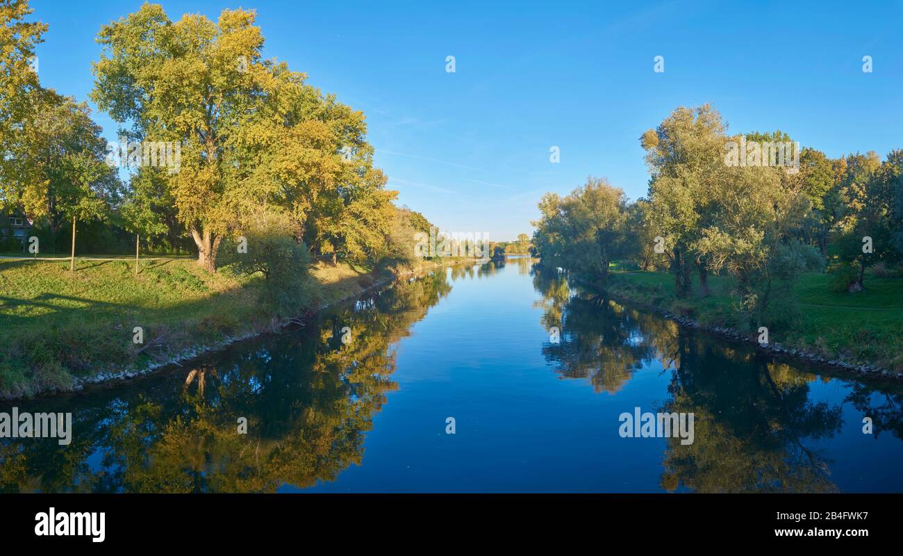 Vista del Danubio y la zona de recreo Steinerne Brücke vom Grieser Steg, otoño, Regensburg, Baviera, Alemania Foto de stock