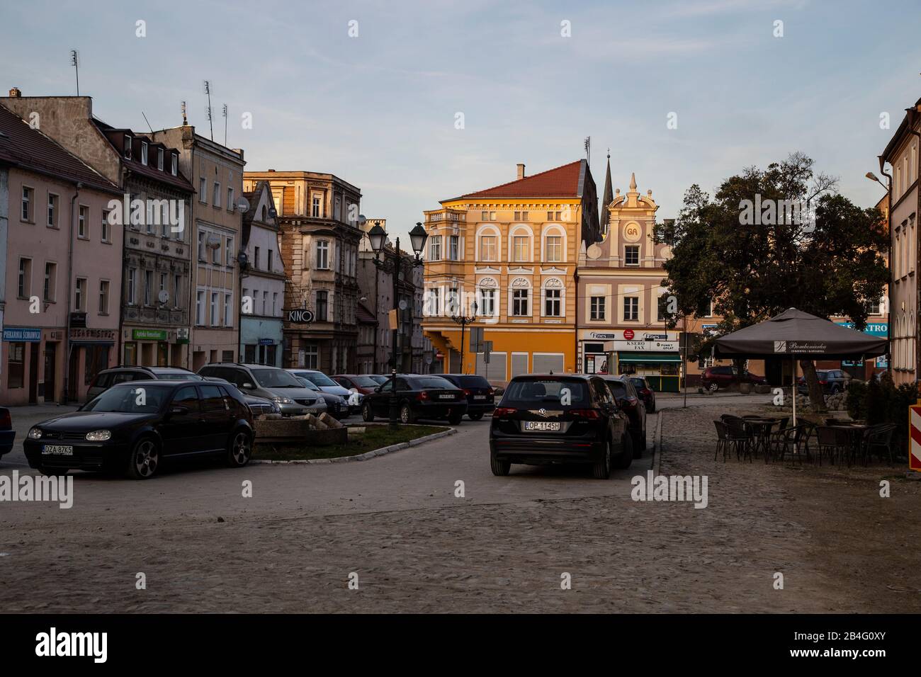 Europa, Polonia, el condado de Nysa, Opole Voivodeship, Paczkow / Patschkau, el ayuntamiento y el centro de la ciudad Foto de stock