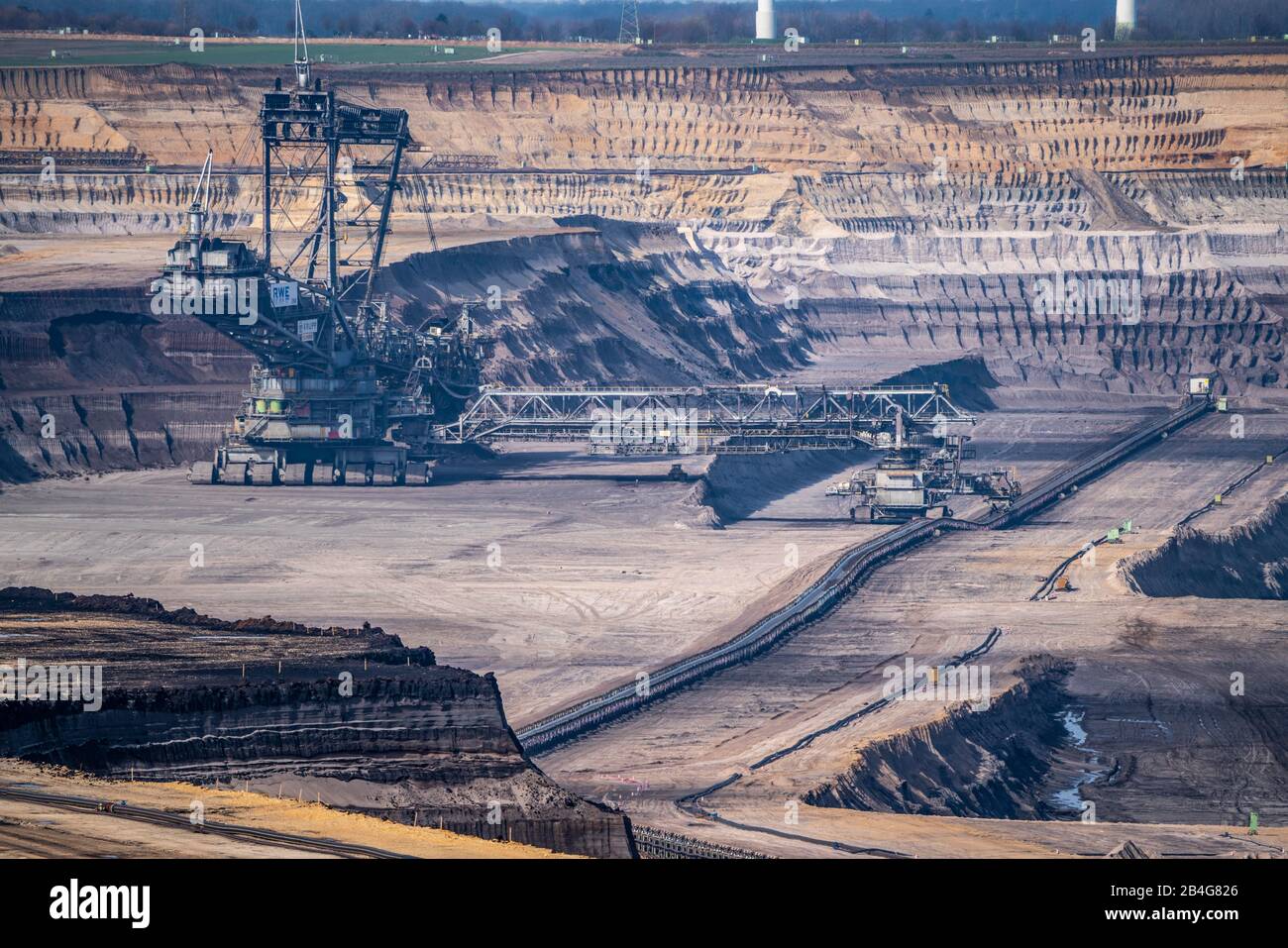 Lignite opencast mina Garzweiler II, excavadora de ruedas de cucharón durante la excavación en el oeste, cerca de la aldea de Keyenberg, Alemania Foto de stock