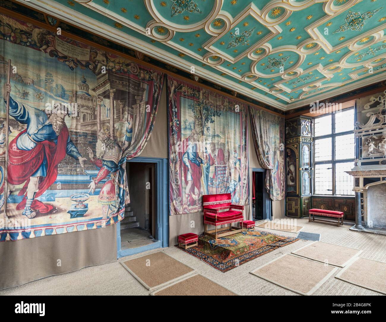 Habitación amueblada con tapices, Bolsover Castle, Leicestershire, Inglaterra, Reino Unido Foto de stock