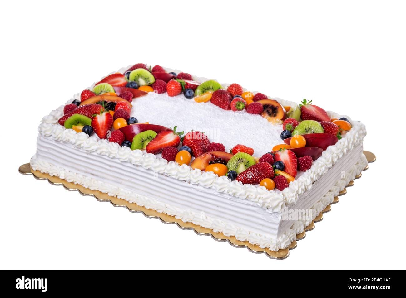 Tarta de cumpleaños con crema de frutas. Sobre un fondo blanco Fotografía  de stock - Alamy