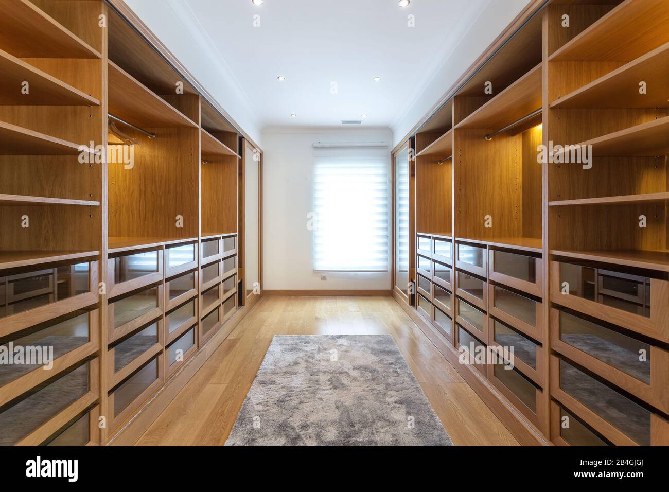 armario moderno en el hotel para diferentes necesidades y ropa Fotografía  de stock - Alamy