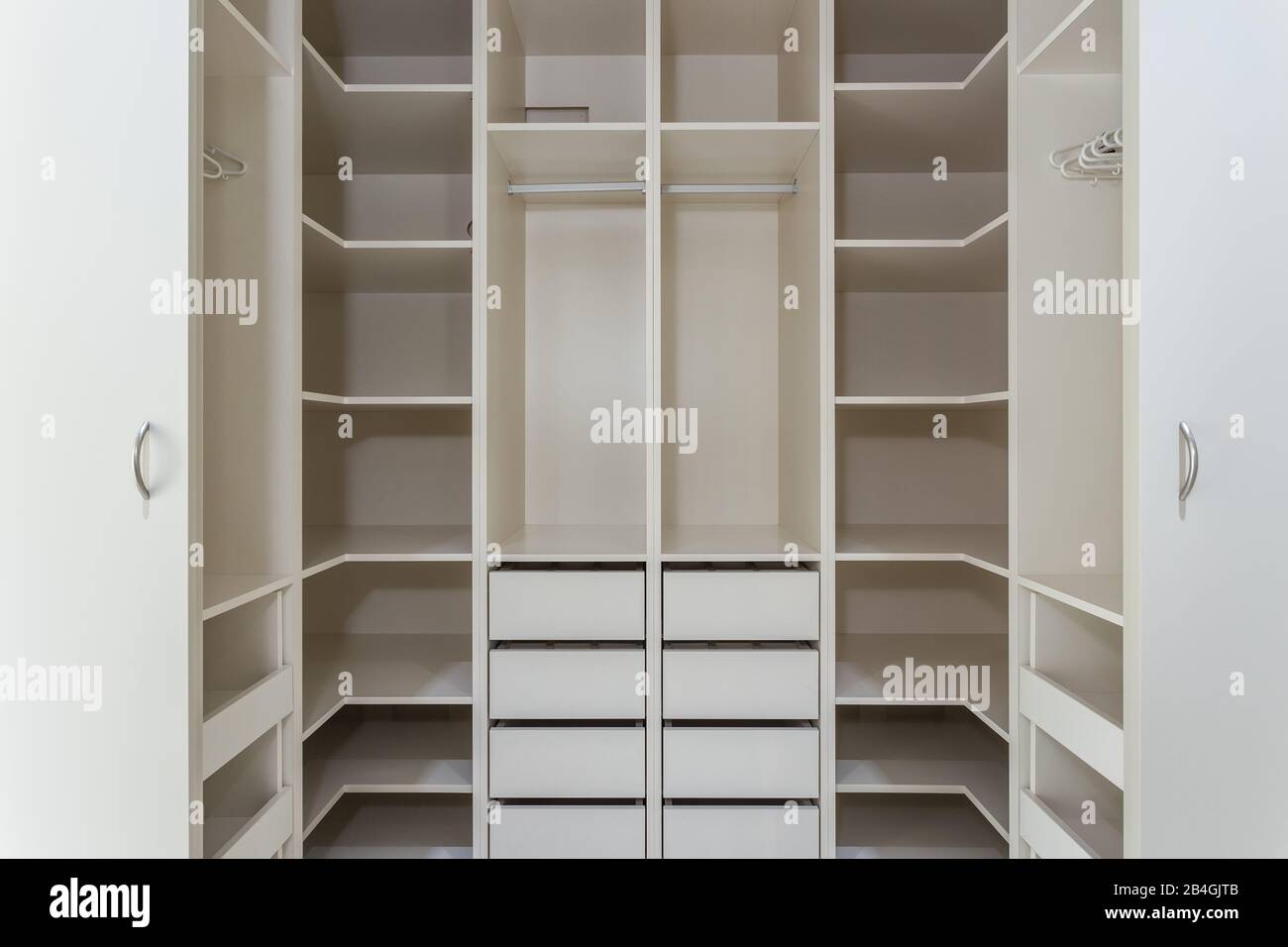 armario moderno en el hotel para diferentes necesidades y ropa Fotografía de  stock - Alamy