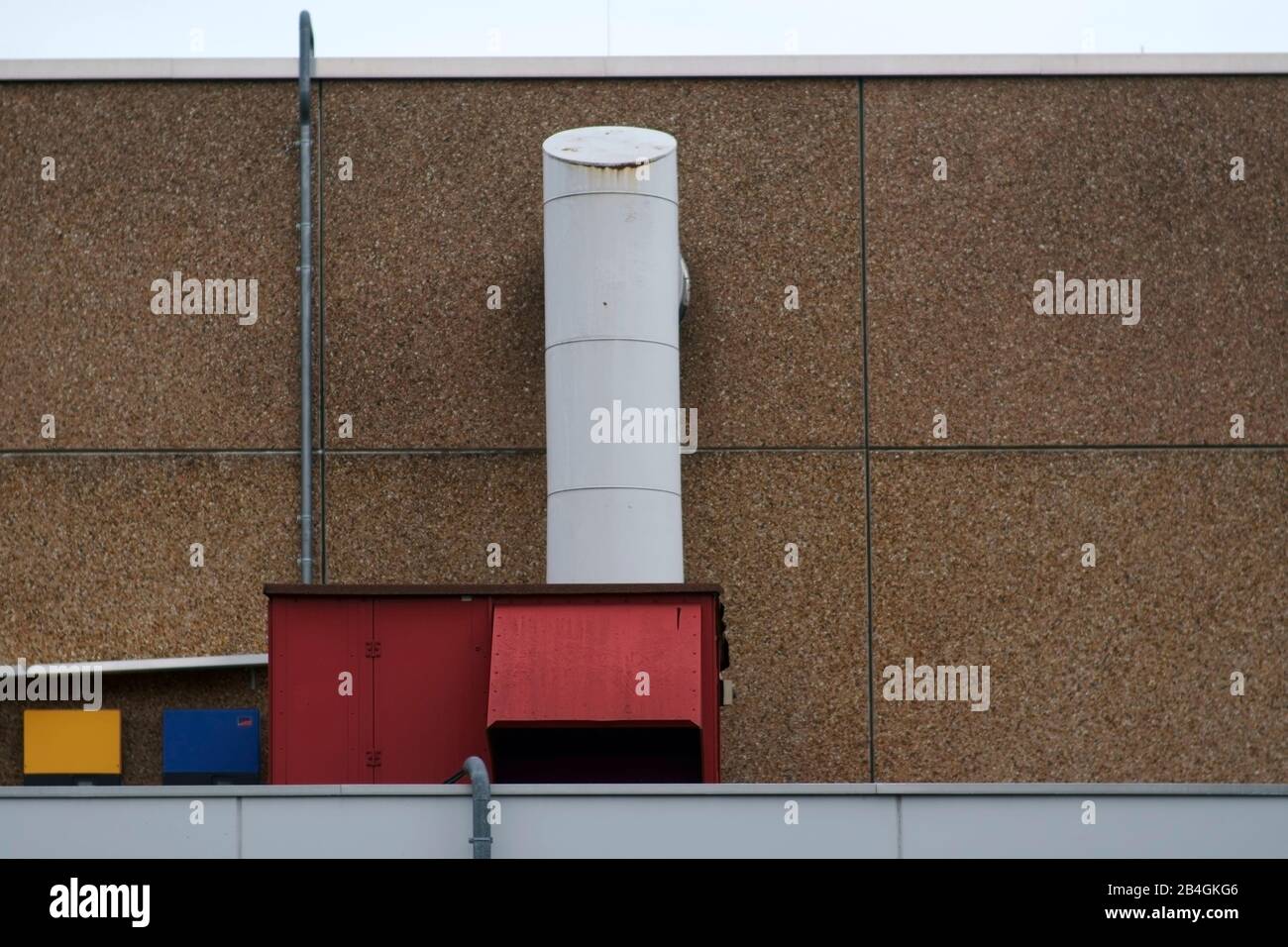 La ventilación y campana extractora de un edificio público. Foto de stock