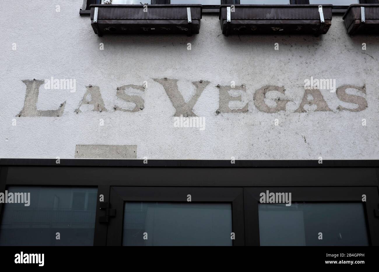 Schriftzug 'las Vegas' un einer verfallenen Fassade Foto de stock