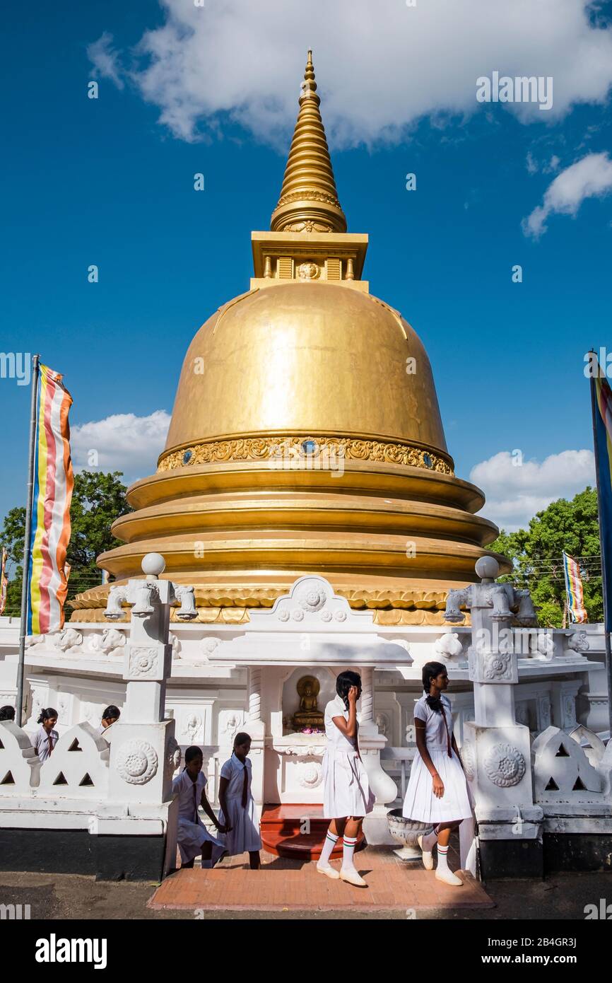 Cúpula dorada de un templo budista con escolares de excursión Foto de stock