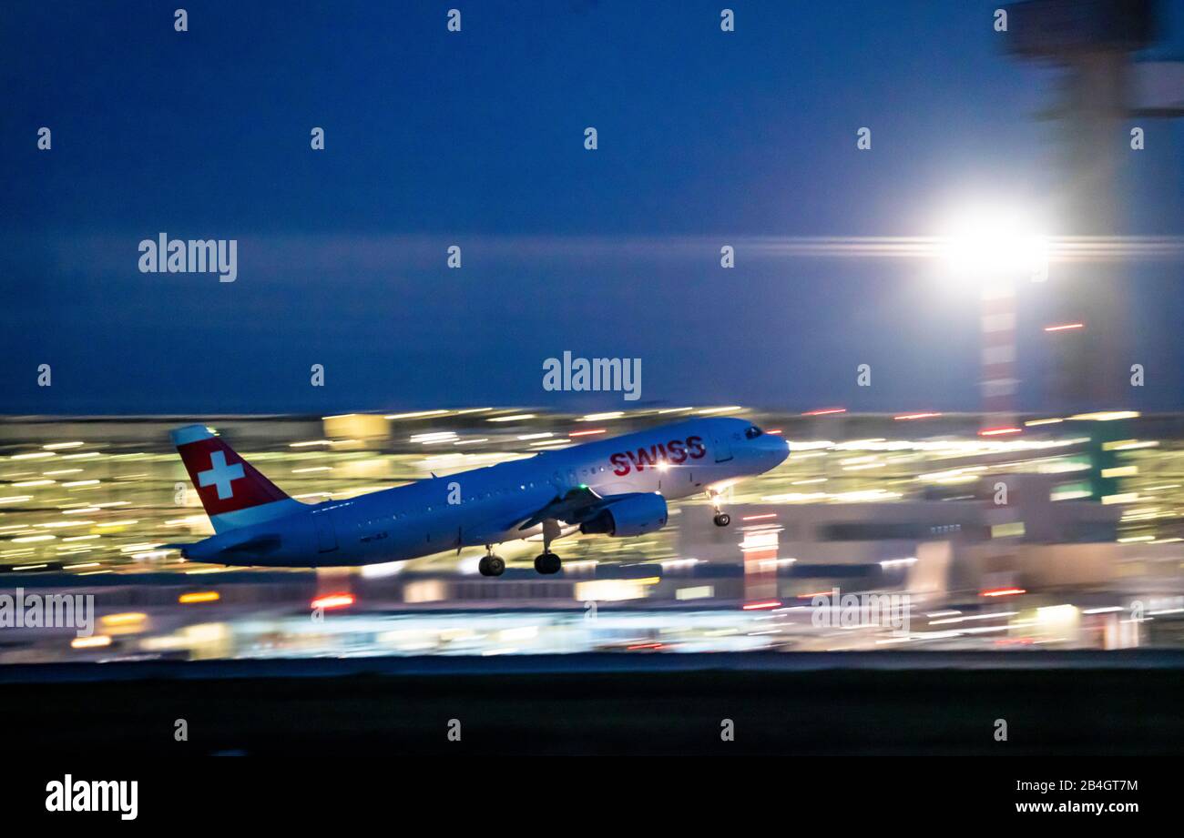 Aeropuerto Internacional de DŸsseldorf, DUS, avión de despegue, Airbus SUIZO, Foto de stock