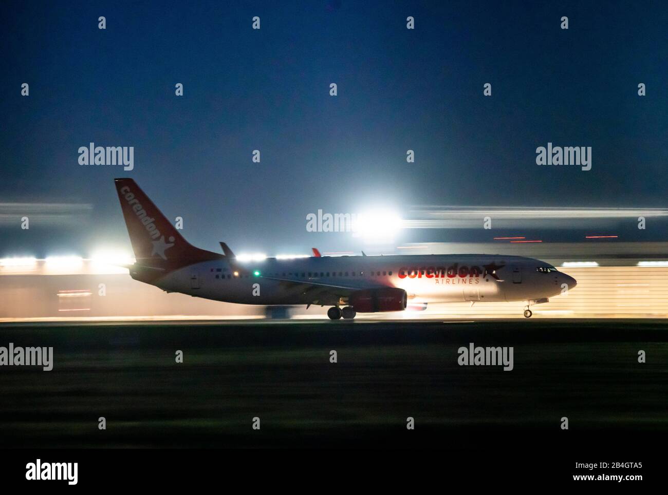 Aeropuerto Internacional de DŸsseldorf, DUS, avión de despegue, Corendon Airlines, Foto de stock