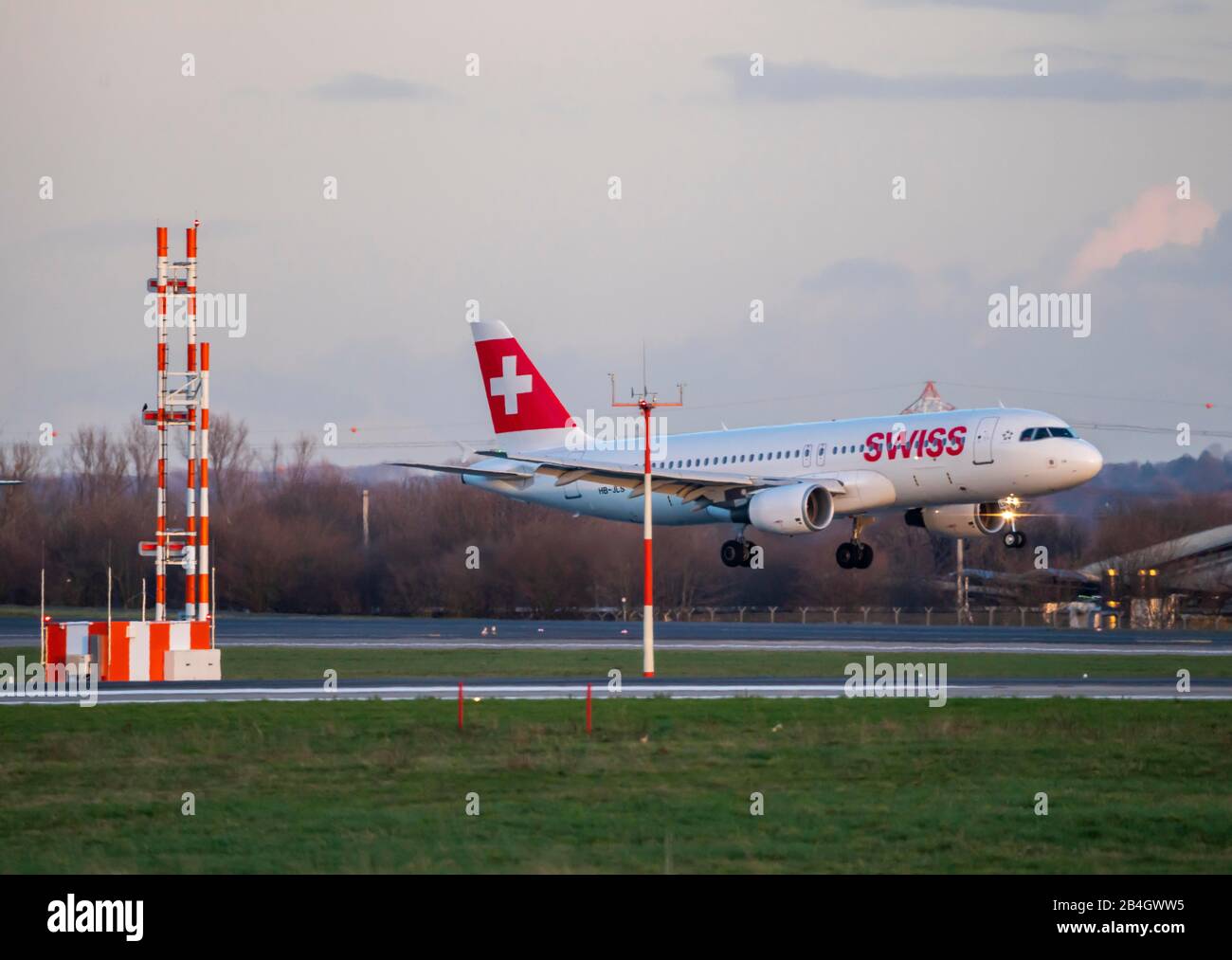 Aeropuerto Internacional de DŸsseldorf, DUS, avión de aterrizaje, SUIZA, Airbus, Foto de stock