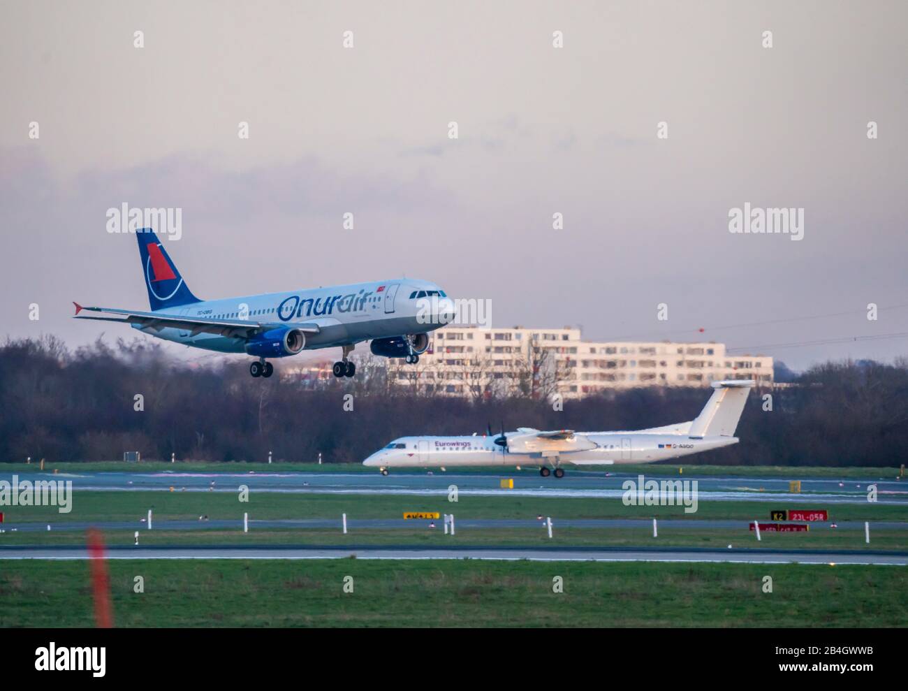Aeropuerto Internacional de DŸsseldorf, DUS, avión en aterrizaje, Onur Air, Airbus A320-233, Eurowings, de Havilland Canada Dash 8-400, Foto de stock