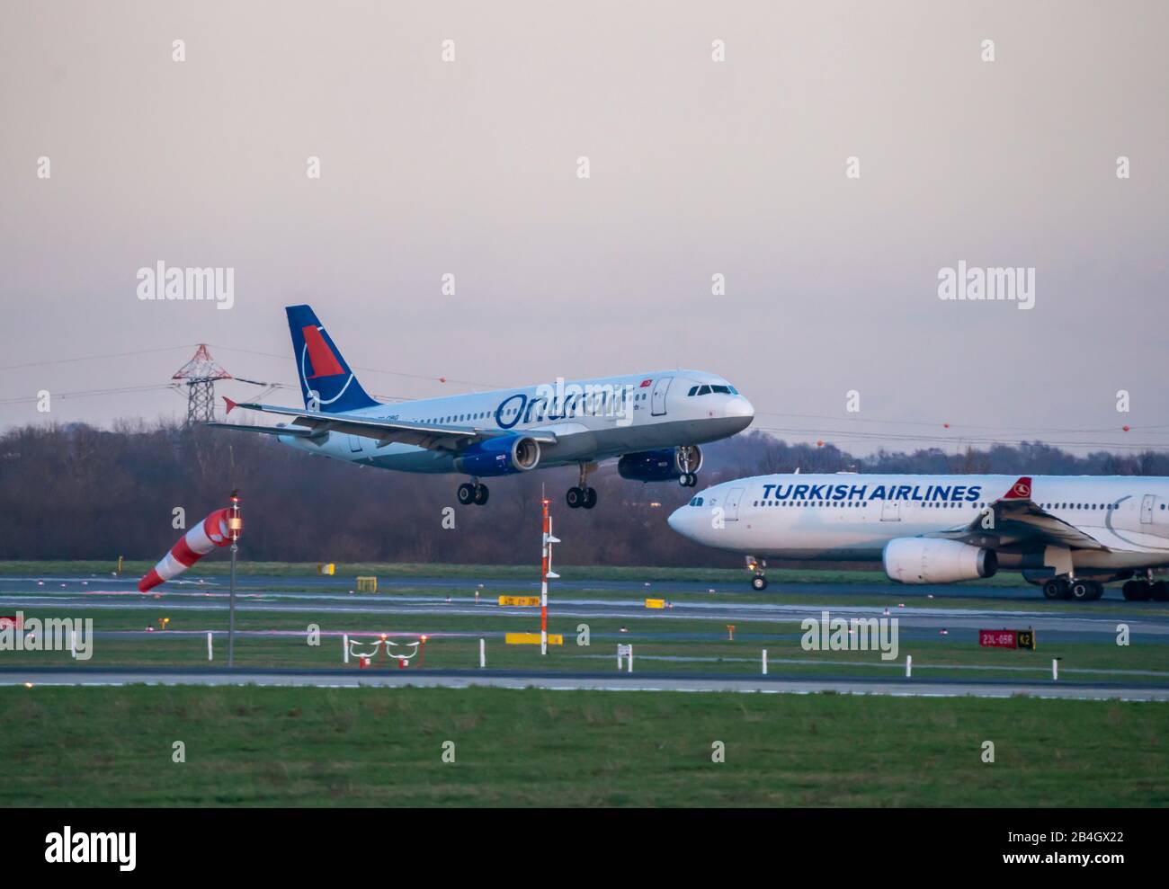Aeropuerto Internacional de DŸsseldorf, DUS, avión en aterrizaje, Onur Air, Airbus A320-233, Turkish Airlines, Airbus A330-300, Foto de stock